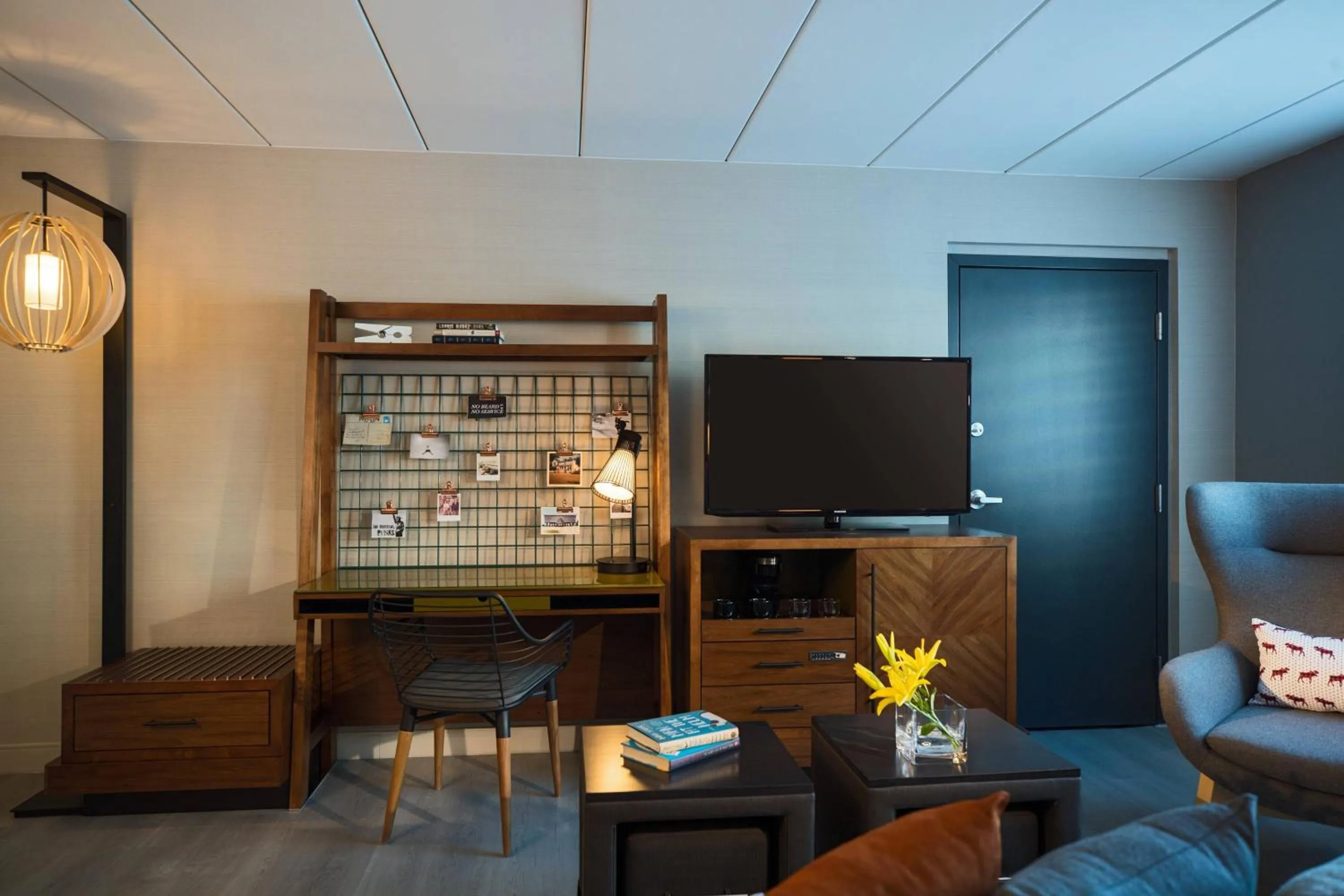 Living room in Renaissance Minneapolis Bloomington Hotel