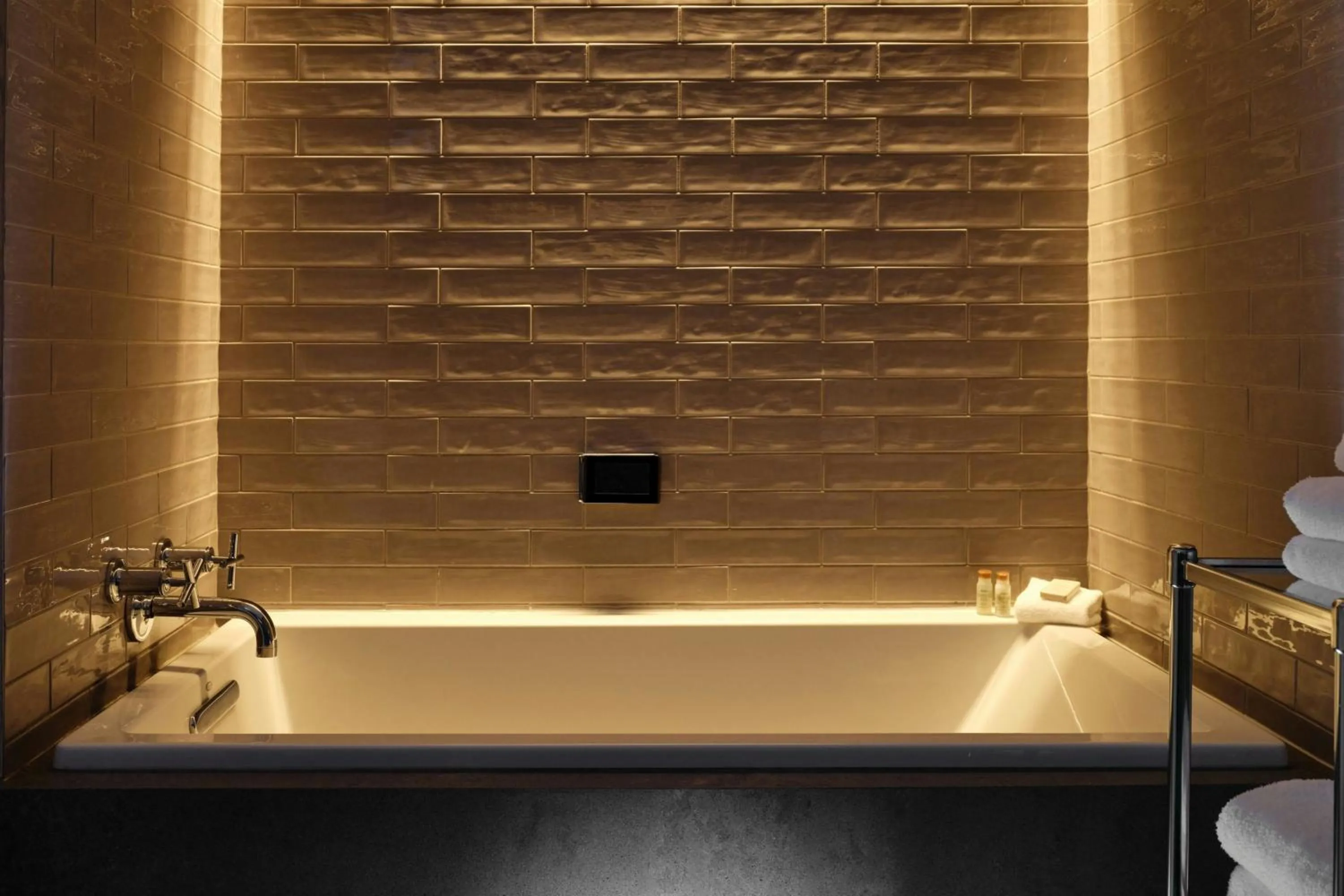 Bedroom in Renaissance Minneapolis Bloomington Hotel