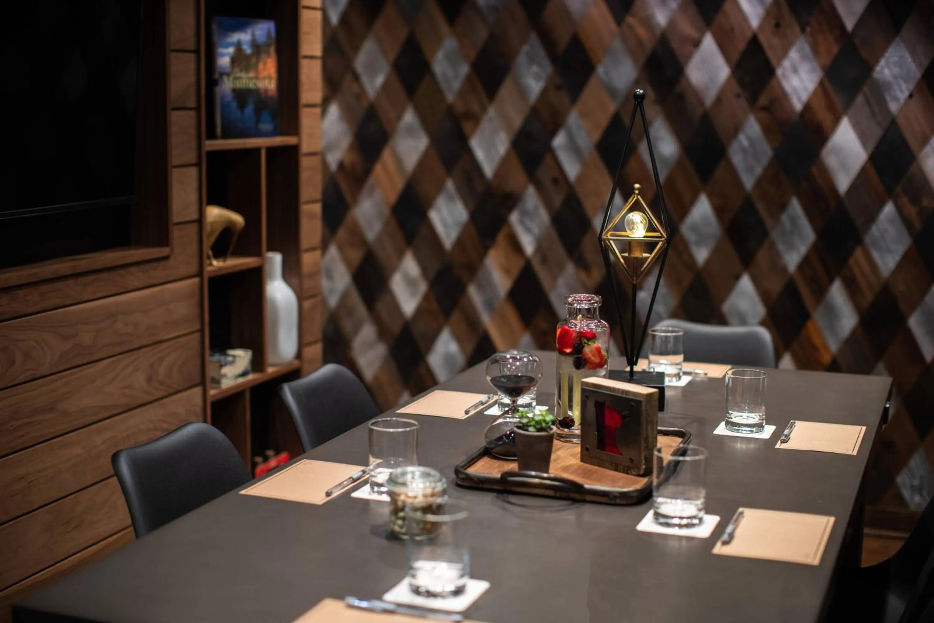 Restaurant/places to eat in Renaissance Minneapolis Bloomington Hotel