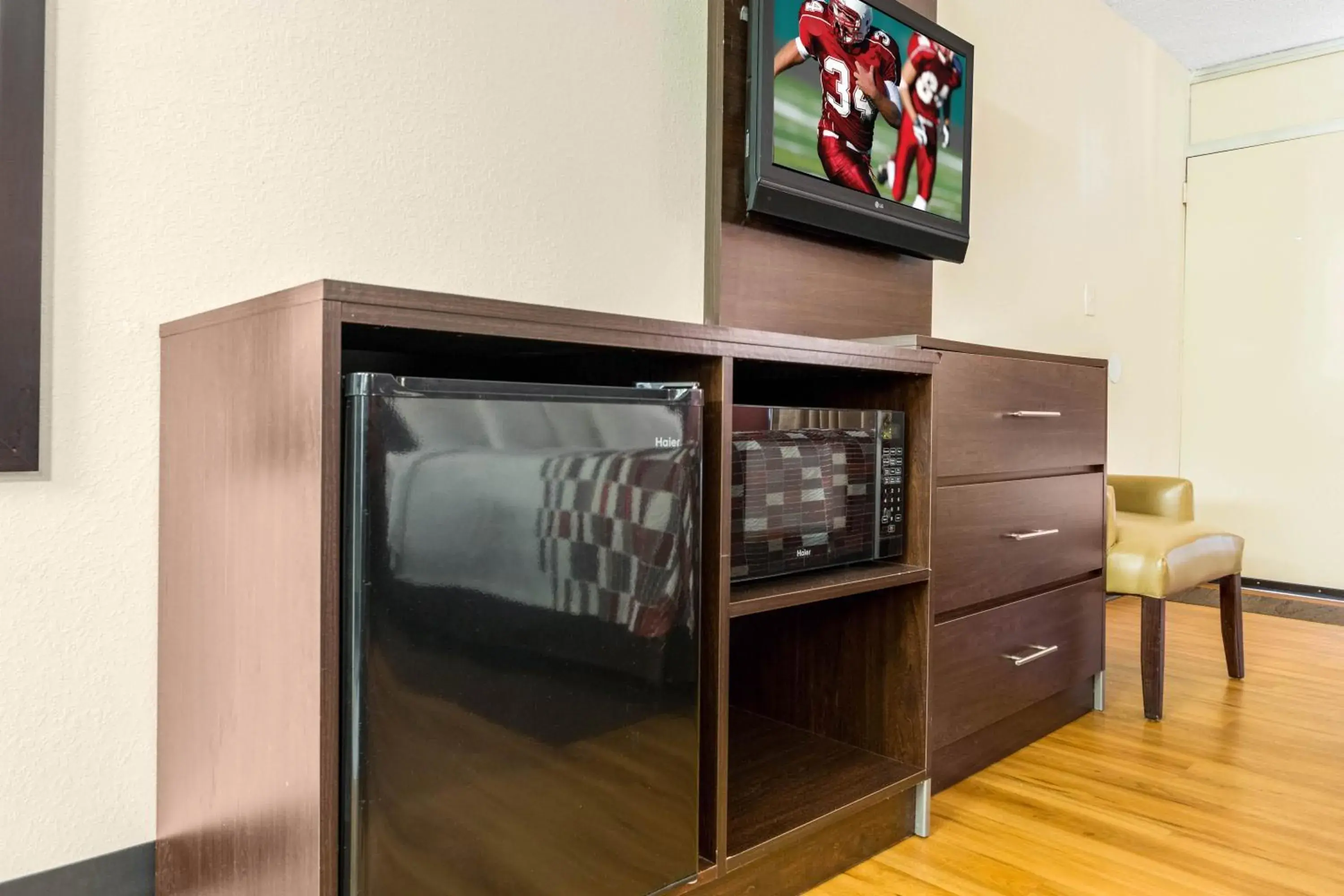 Photo of the whole room in Red Roof Inn Cincinnati Airport–Florence/ Erlanger Photo of the whole room in Red Roof Inn Cincinnati Airport–Florence/ Erlanger