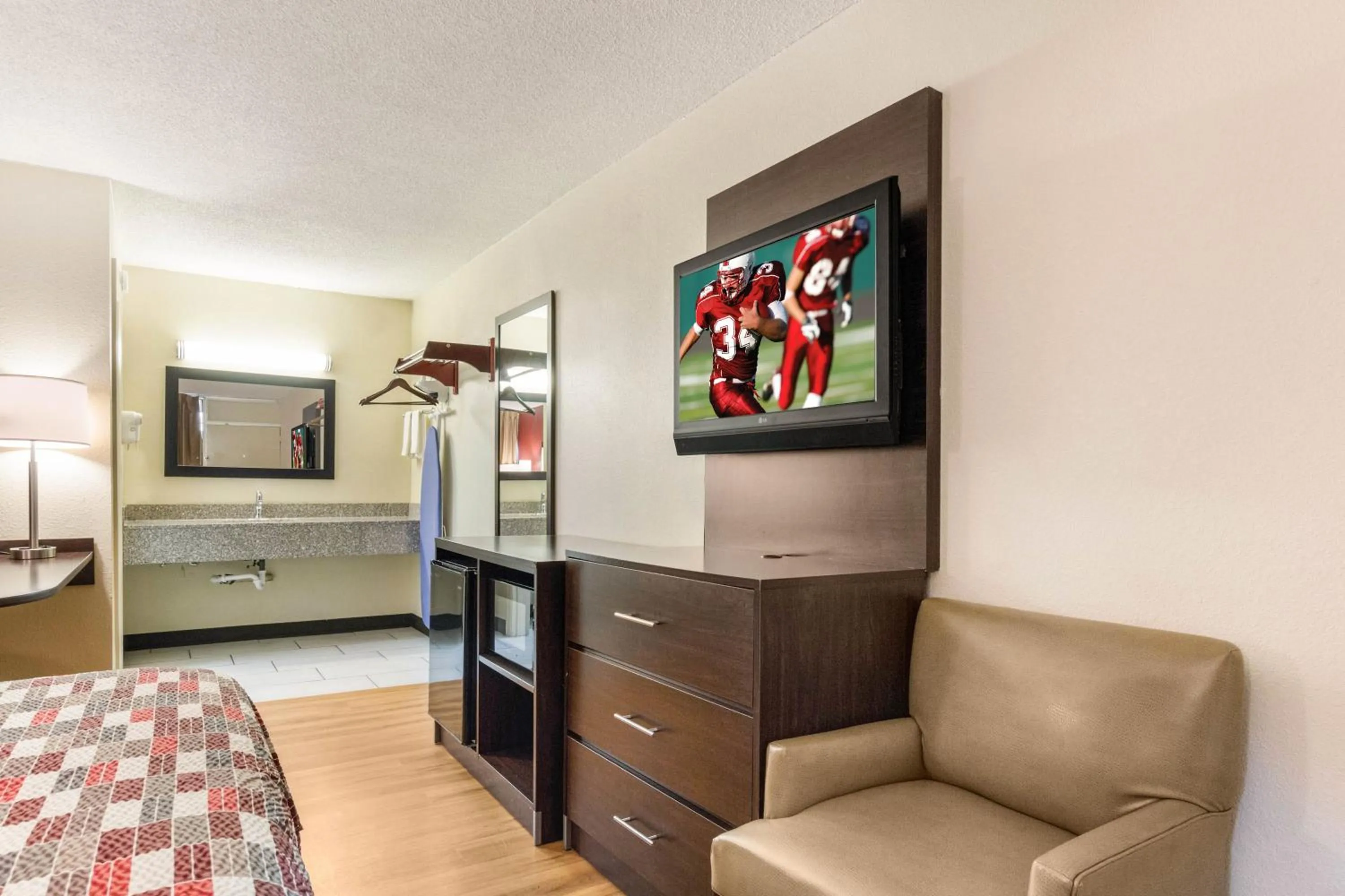 Photo of the whole room, Bed in Red Roof Inn Cincinnati Airport–Florence/ Erlanger