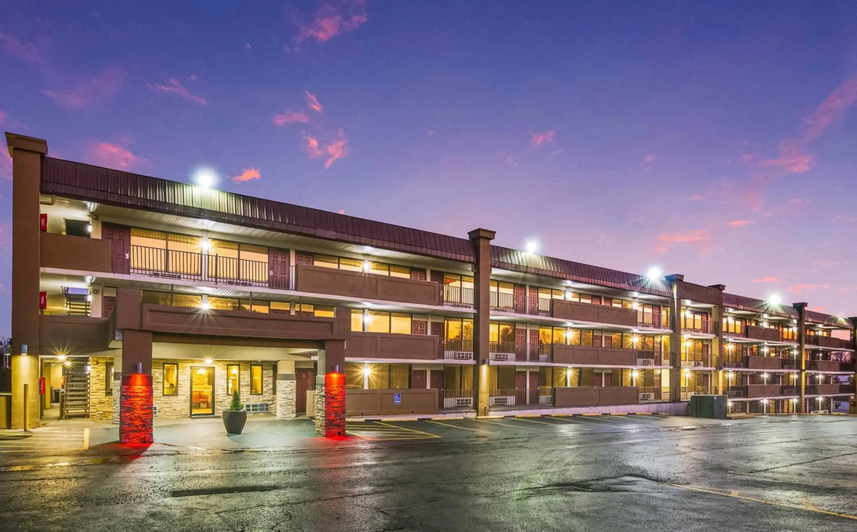 Property building in Red Roof Inn Cincinnati Airport–Florence/ Erlanger Property building in Red Roof Inn Cincinnati Airport–Florence/ Erlanger