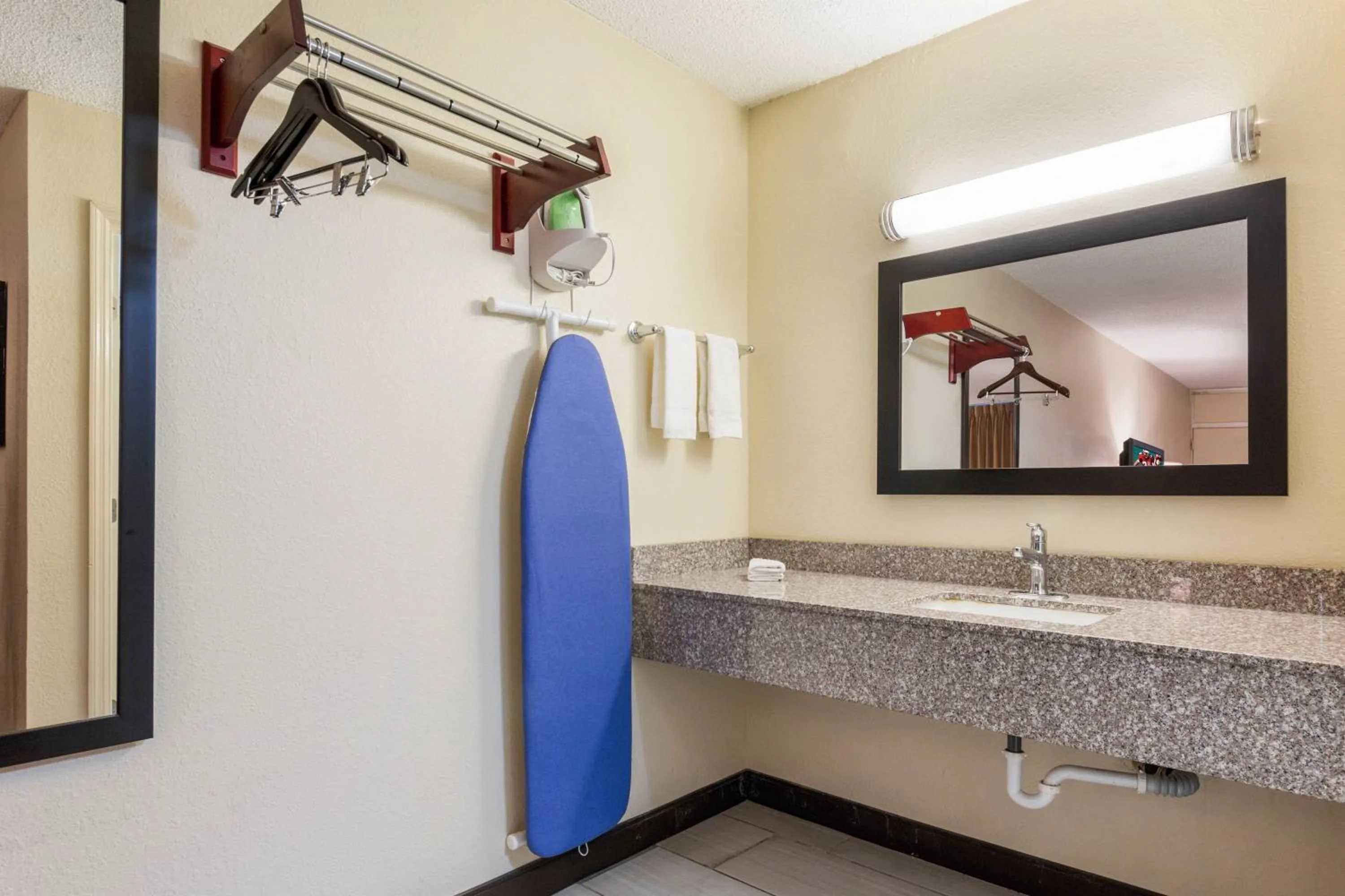 Bathroom in Red Roof Inn Cincinnati Airport–Florence/ Erlanger