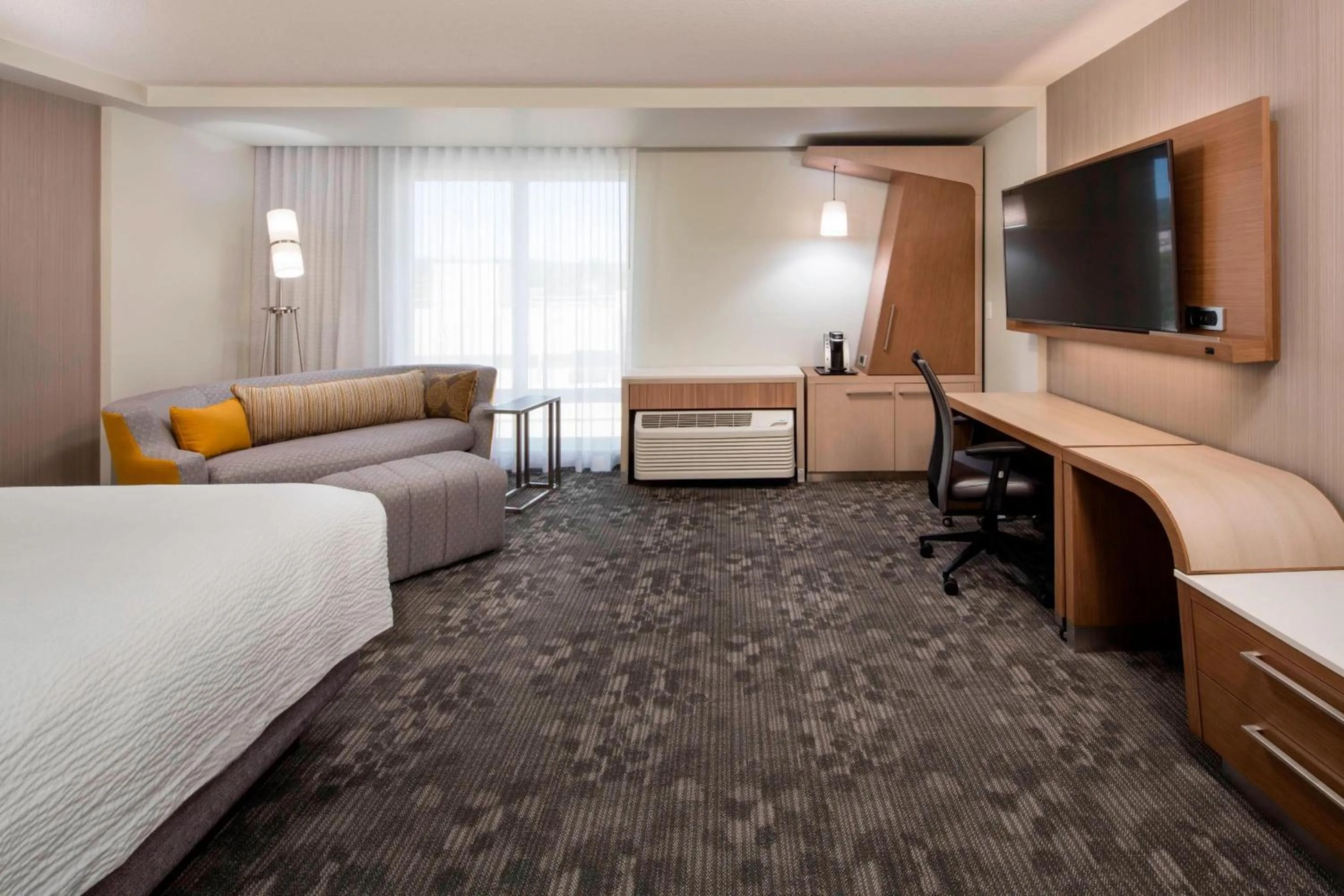 Living room, Bed in Courtyard by Marriott Prince George