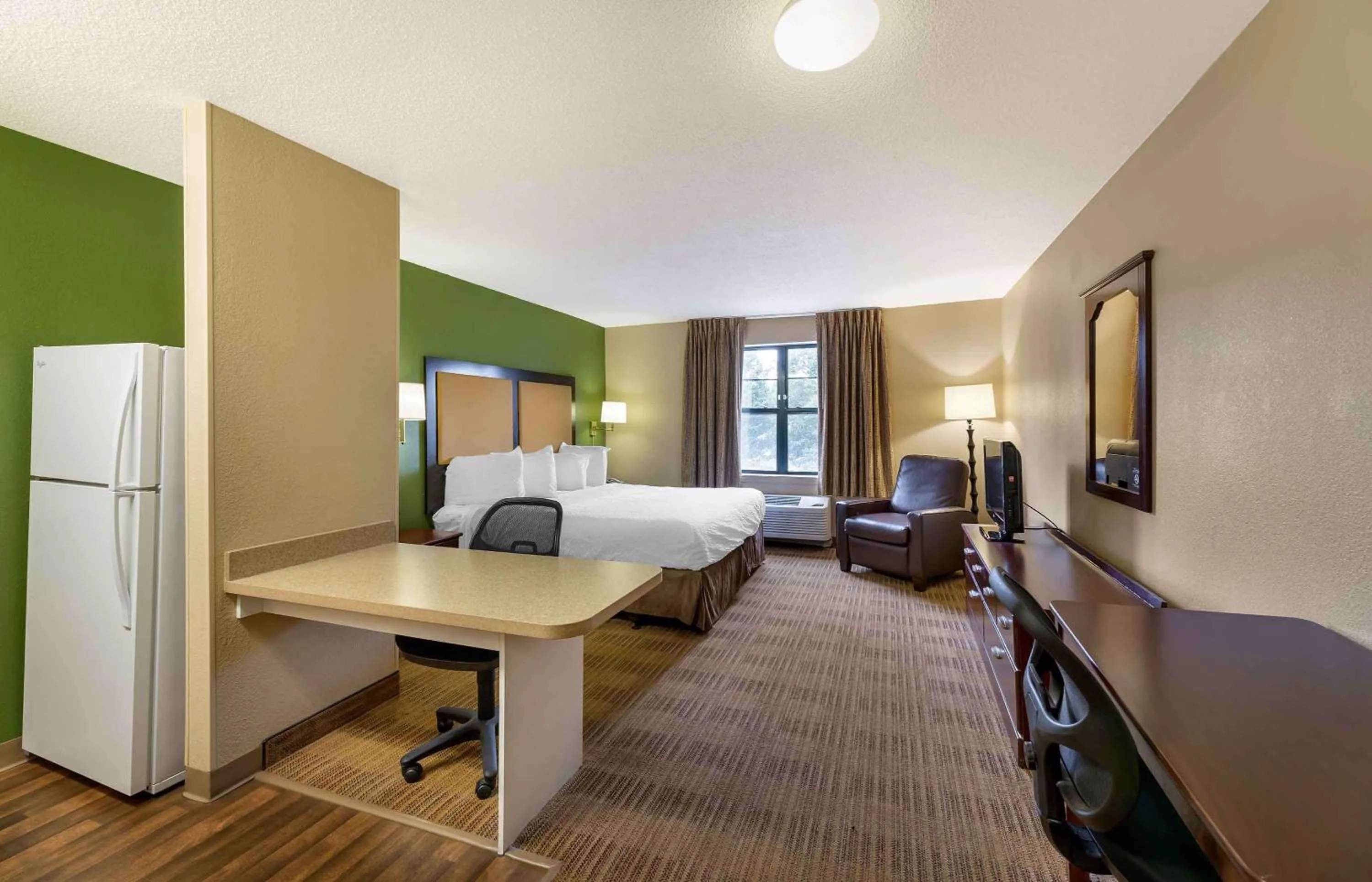 Bedroom, Bed in Extended Stay America Suites - Long Island - Bethpage