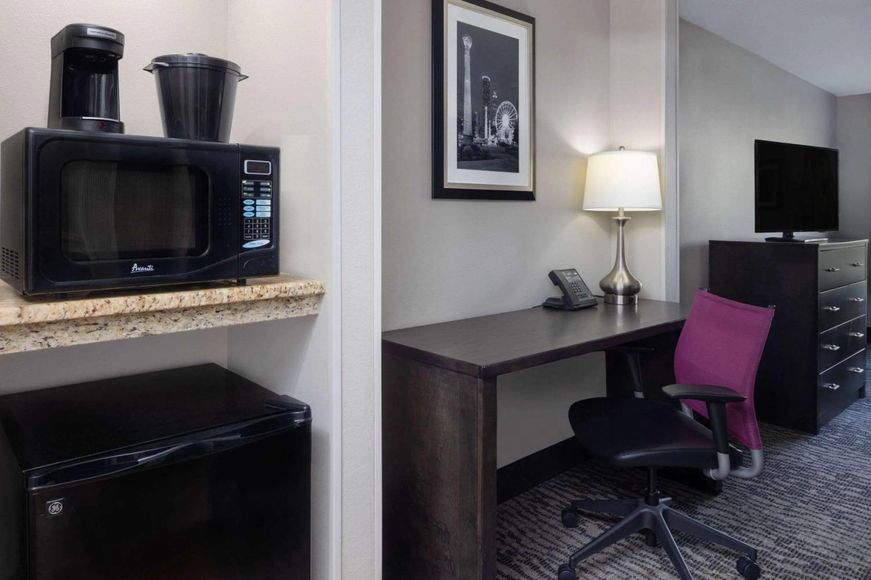 Photo of the whole room in La Quinta by Wyndham Kennesaw