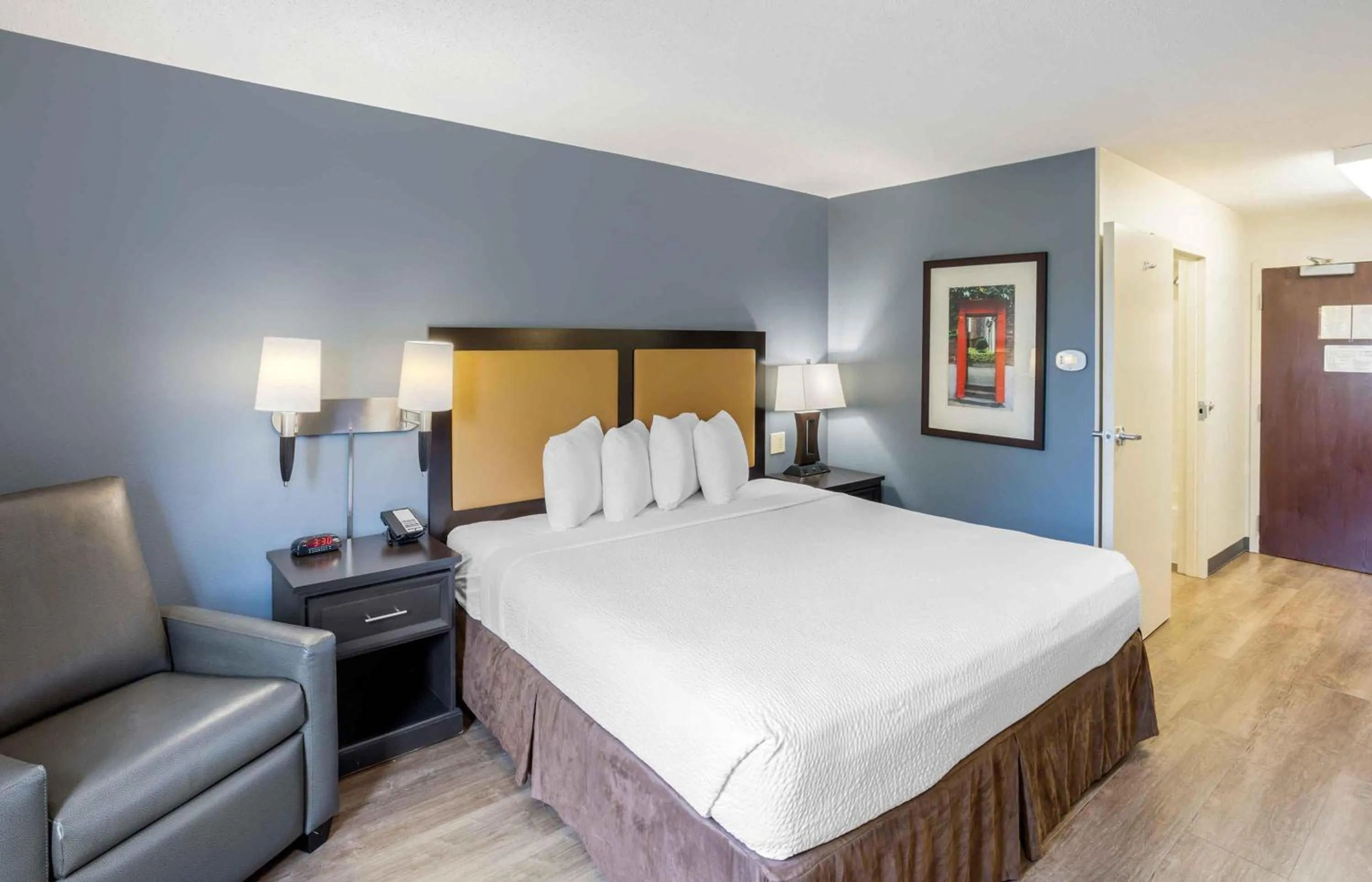 Bedroom, Bed in Extended Stay America Suites - New York City - LaGuardia Airport