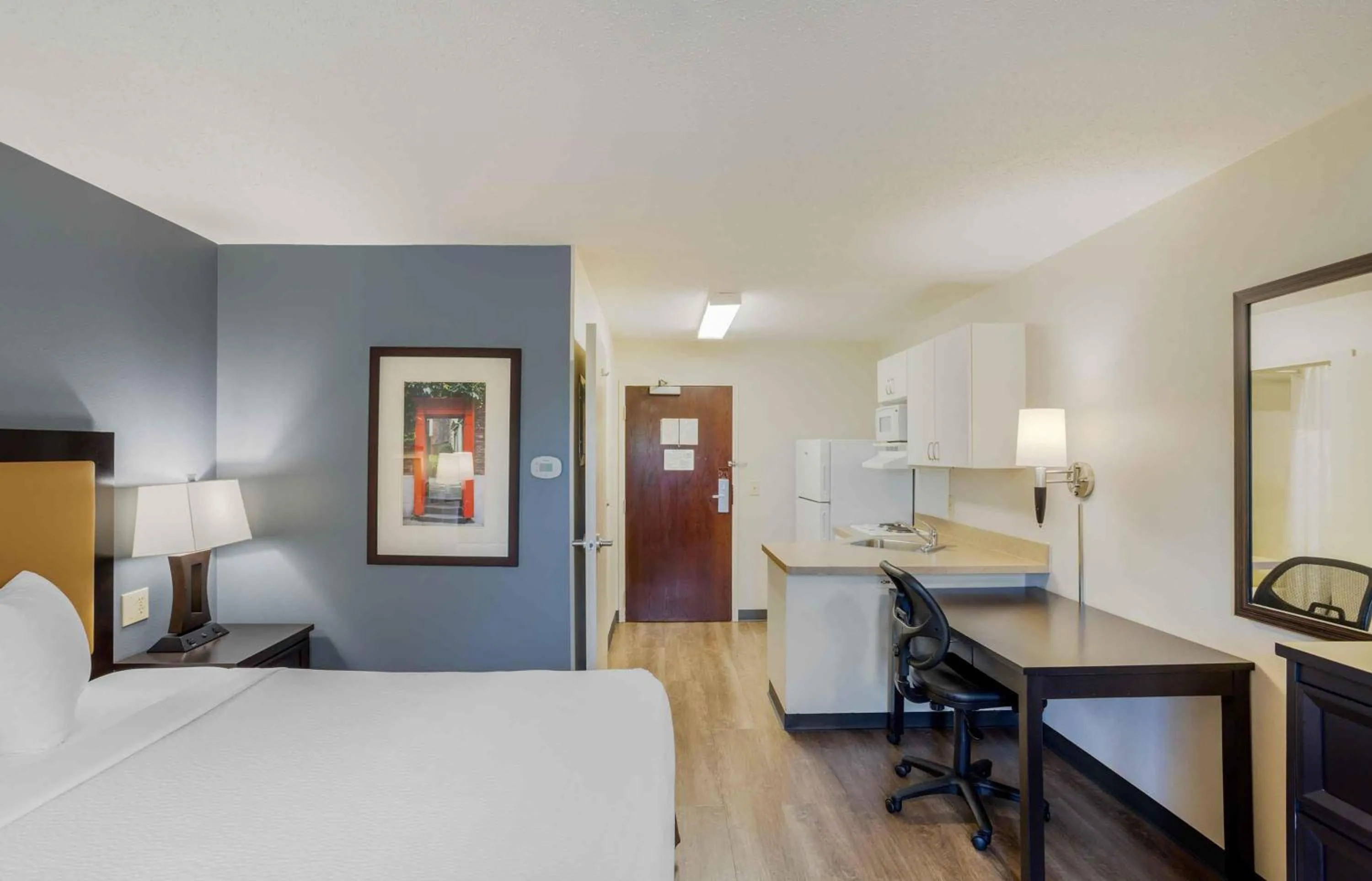 Bedroom, Bed in Extended Stay America Suites - New York City - LaGuardia Airport