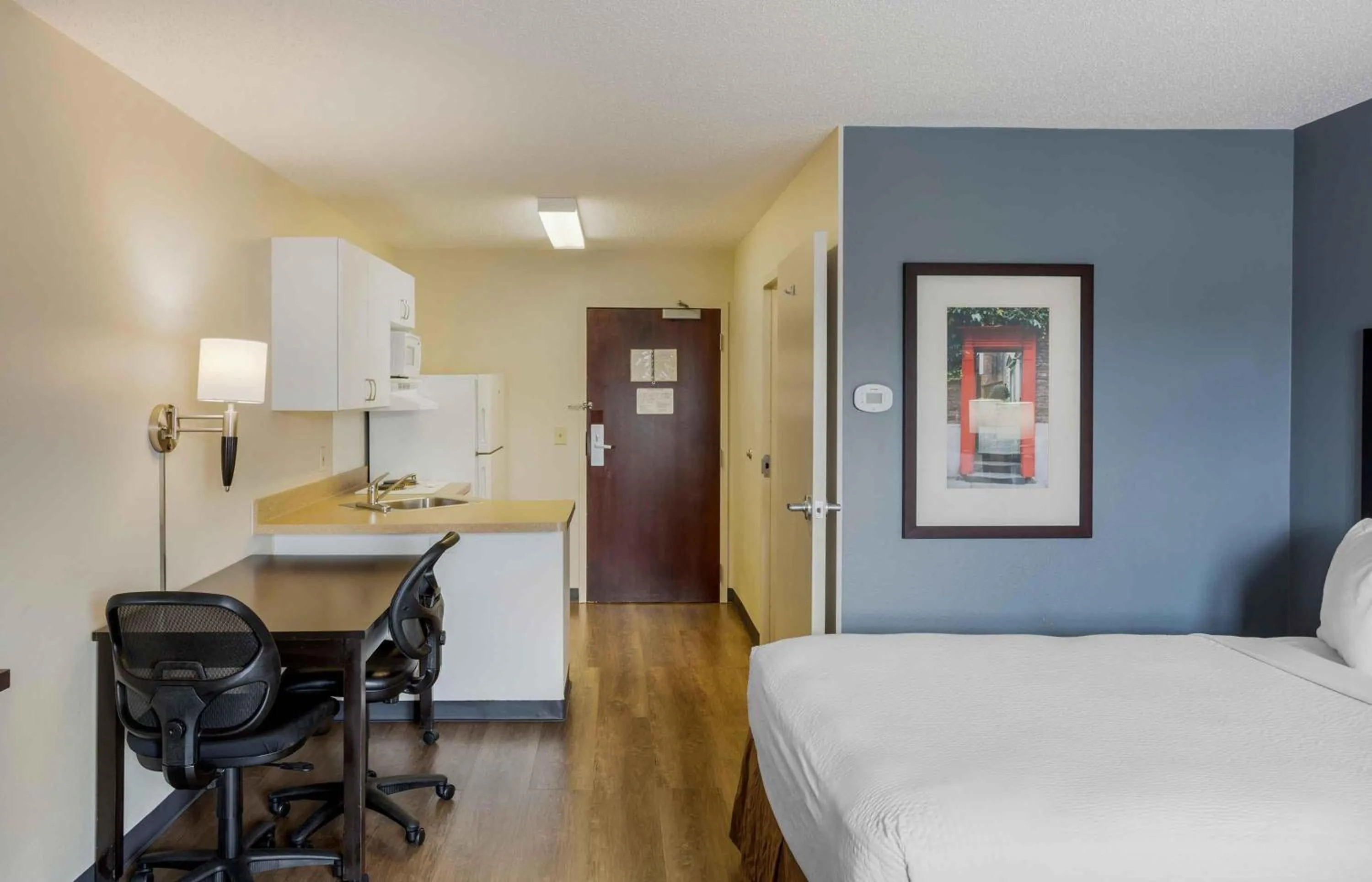 Bedroom, Bed in Extended Stay America Suites - New York City - LaGuardia Airport