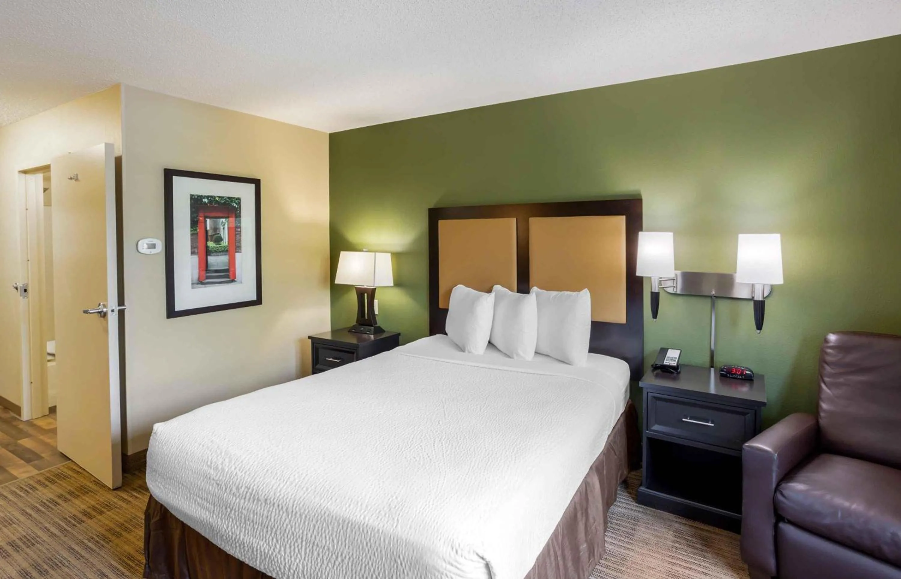 Bedroom, Bed in Extended Stay America Suites - New York City - LaGuardia Airport