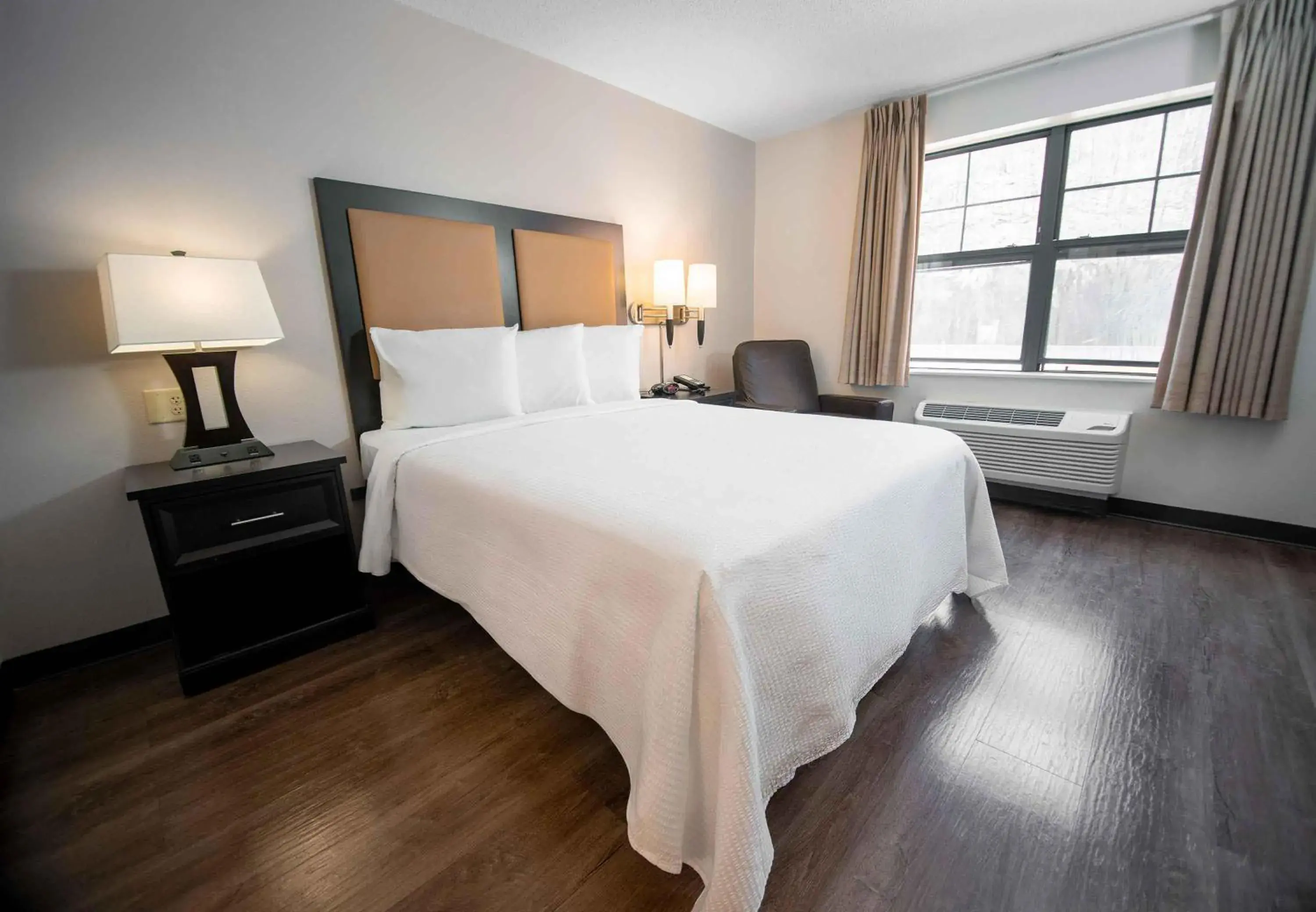 Bedroom, Bed in Extended Stay America Suites - White Plains - Elmsford Bedroom, Bed in Extended Stay America Suites - White Plains - Elmsford