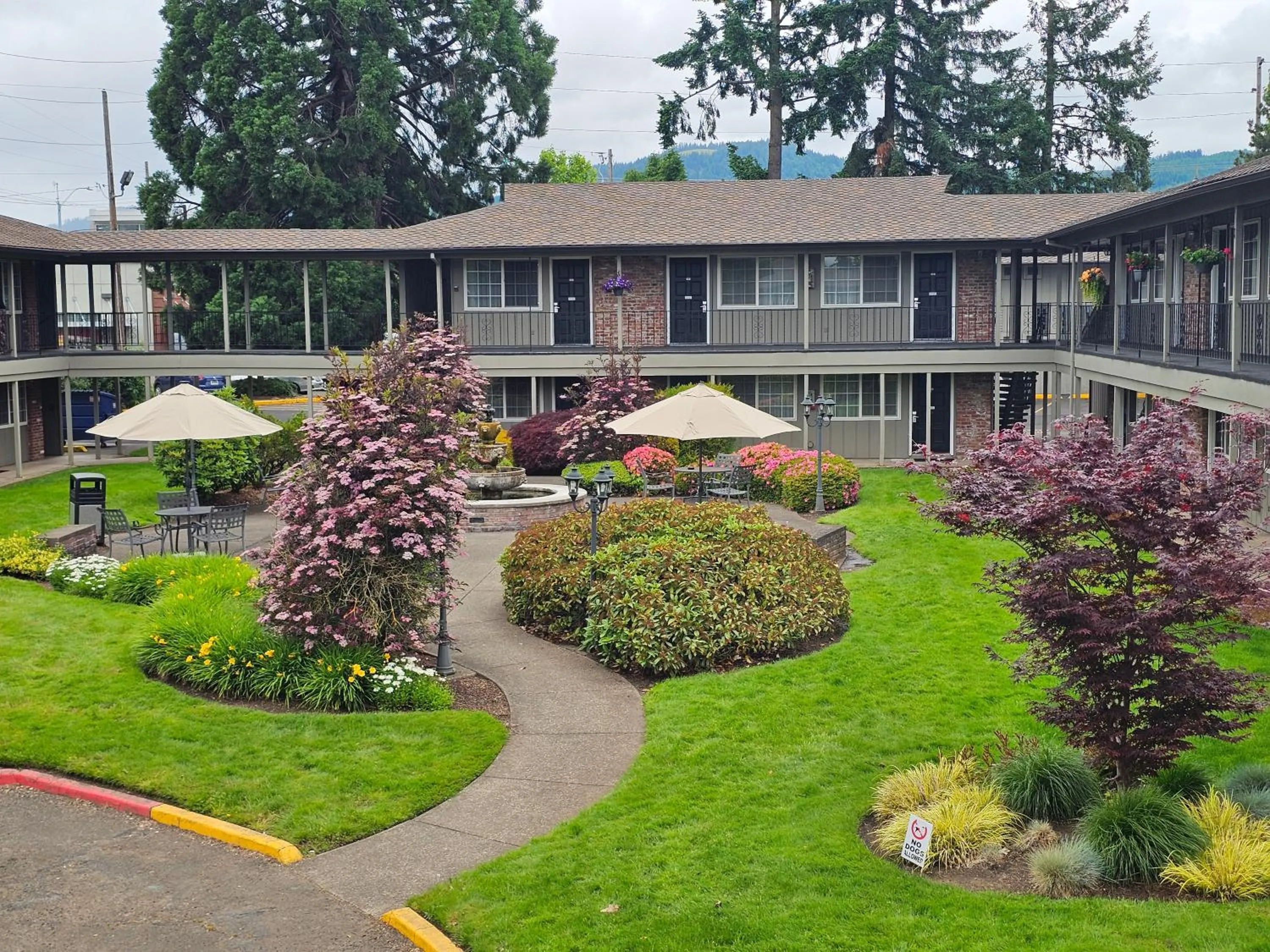 Inner courtyard view in Village Inn