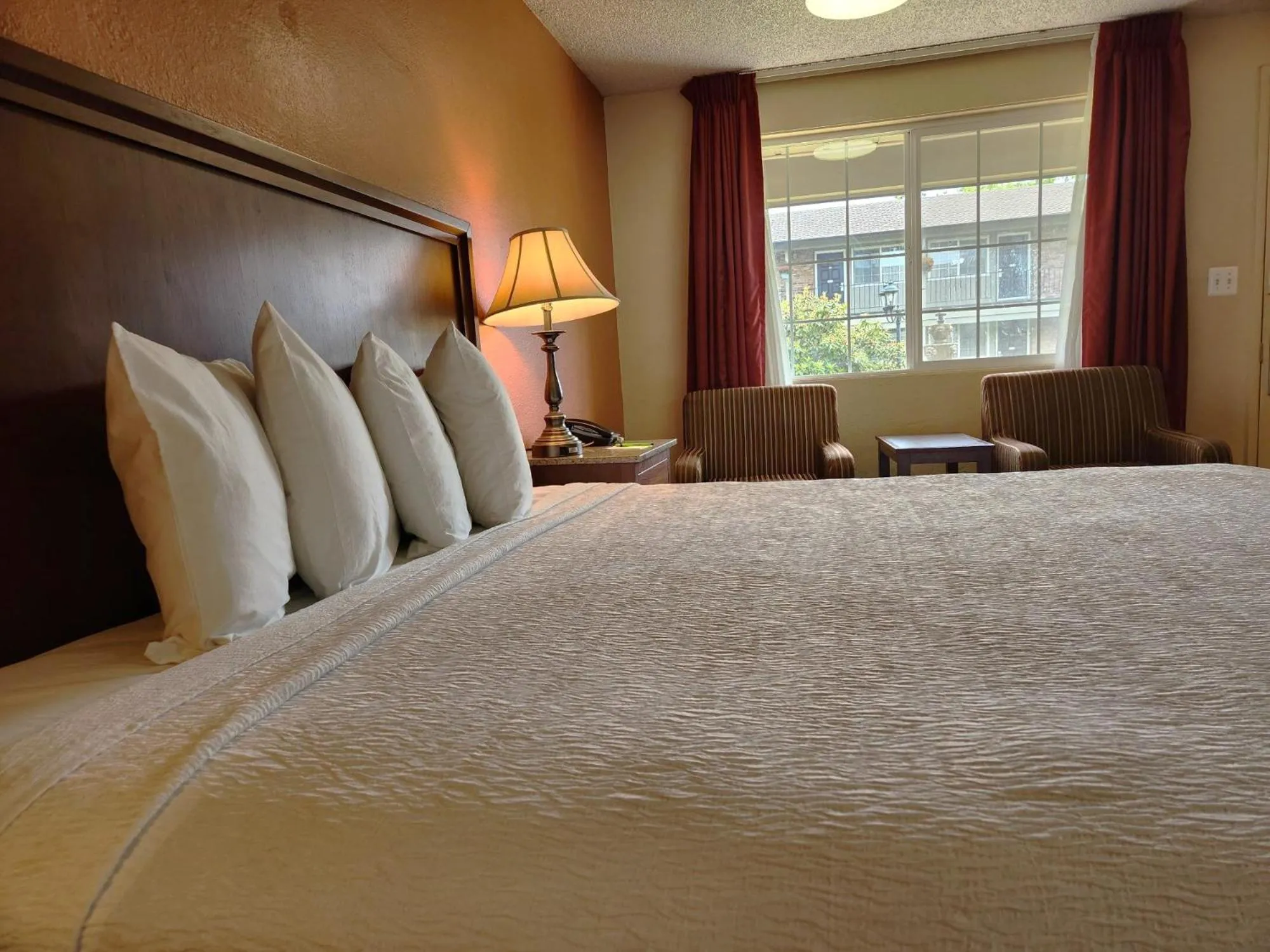 Garden view, Bed in Village Inn