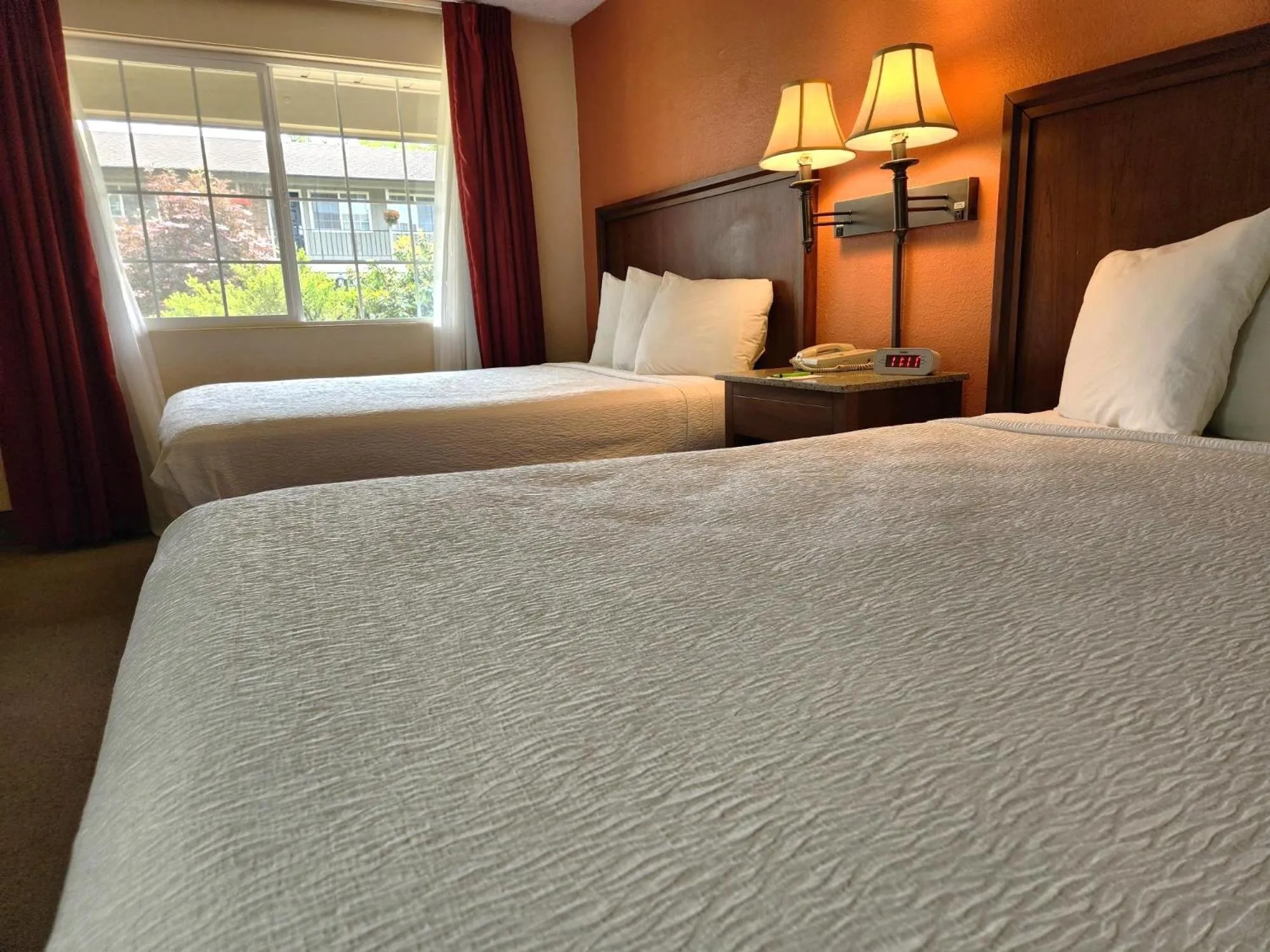 Garden view, Bed in Village Inn