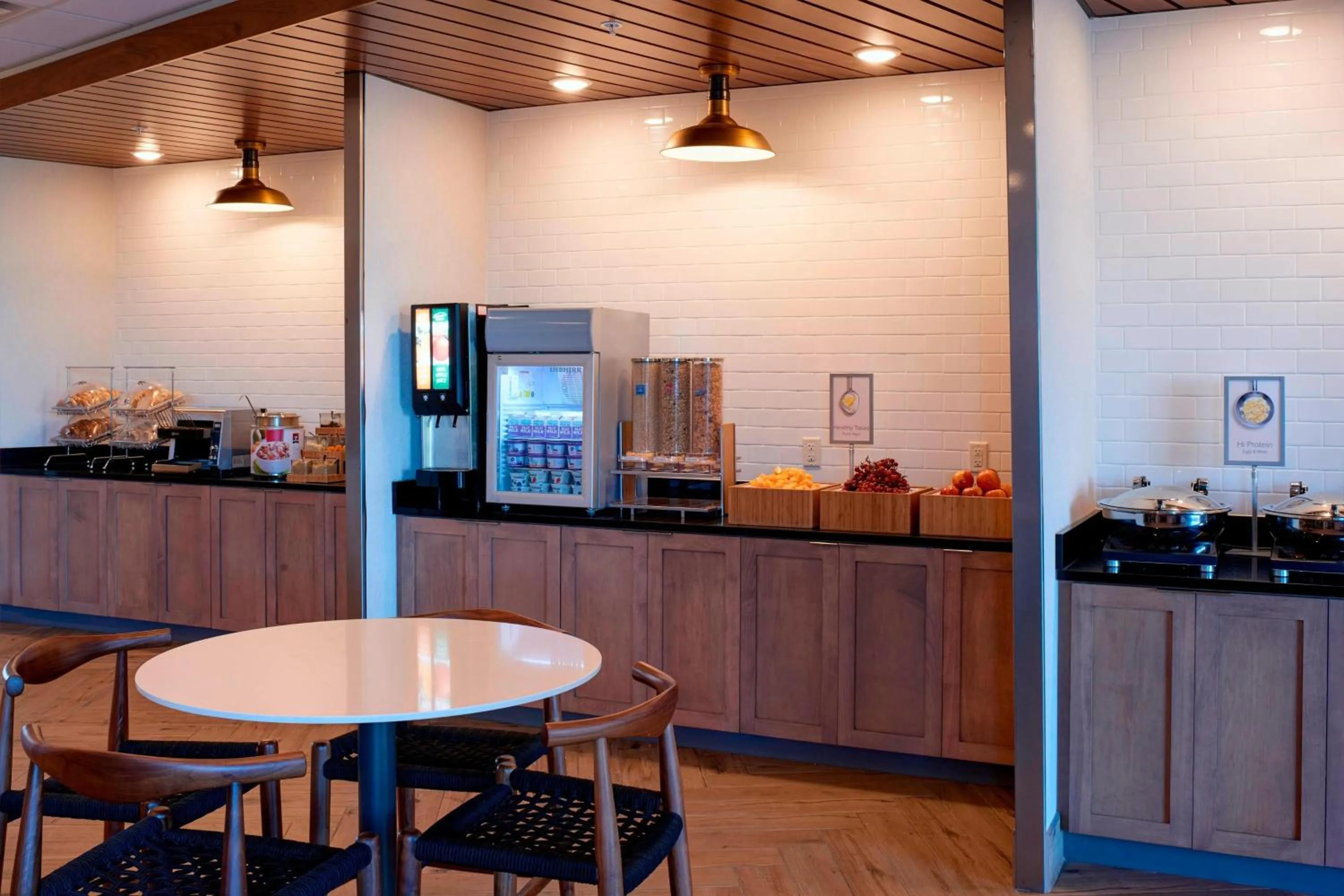 Breakfast in Fairfield Inn & Suites by Marriott Columbus, IN