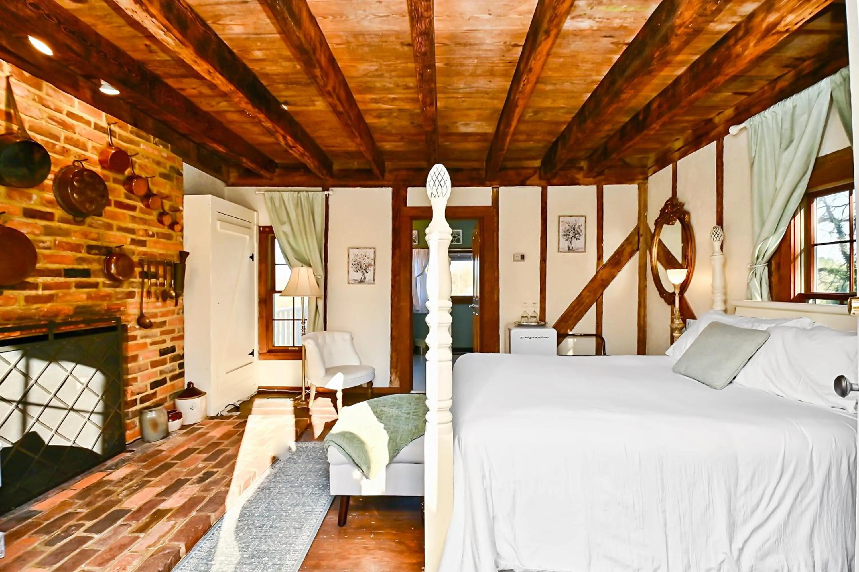 Bed in Prospect Hill Inn & Restaurant