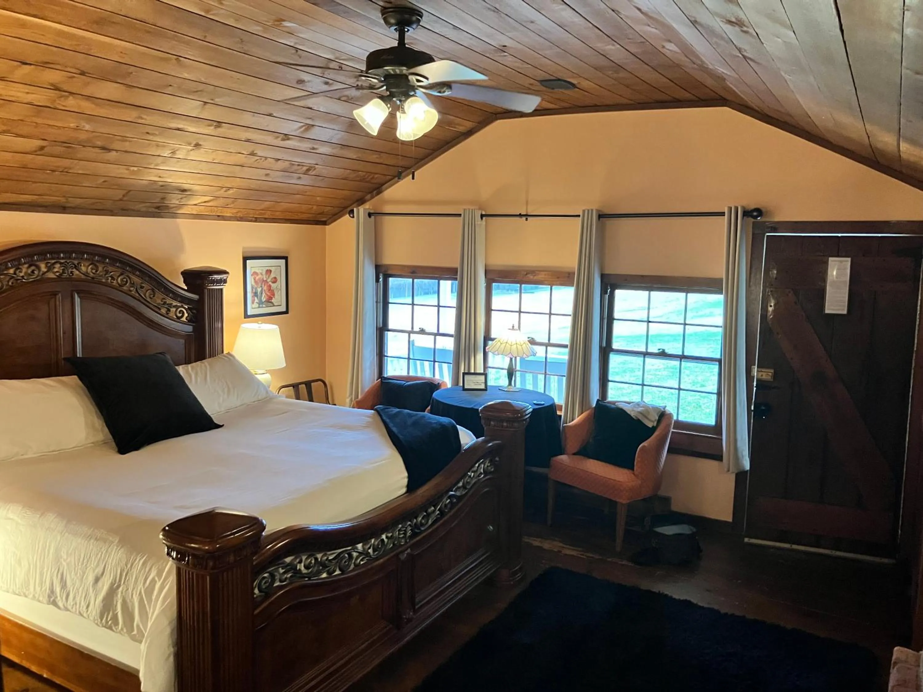 Bed in Prospect Hill Inn & Restaurant