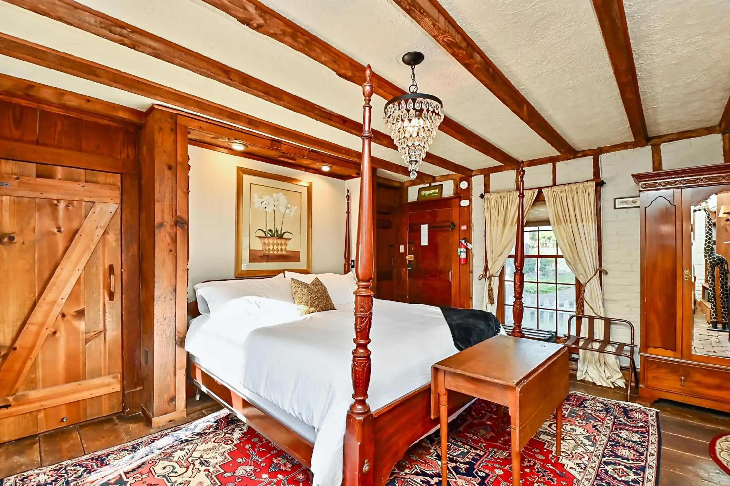 Junior Suite with Pool View in Prospect Hill Inn & Restaurant Junior Suite with Pool View in Prospect Hill Inn & Restaurant