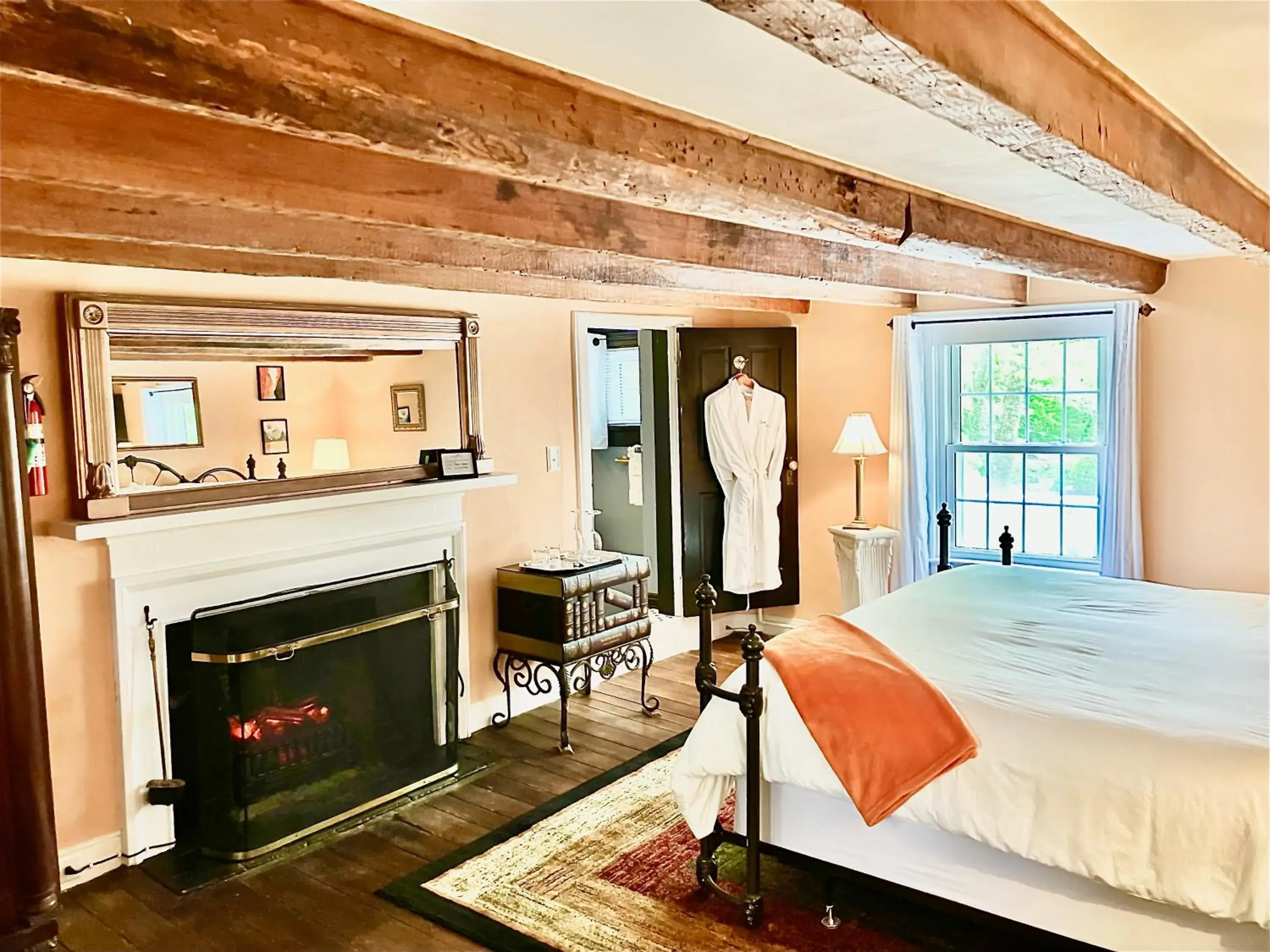 Deluxe King Suite in Prospect Hill Inn & Restaurant Deluxe King Suite in Prospect Hill Inn & Restaurant