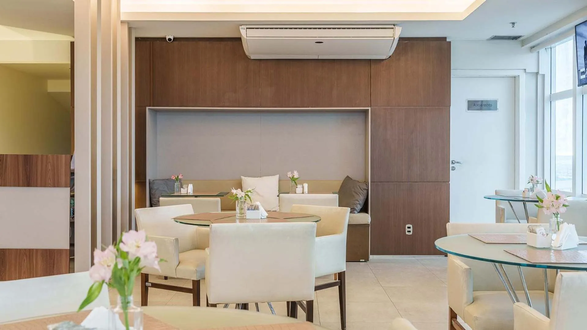 Restaurant/places to eat in Saint Moritz Hplus Express