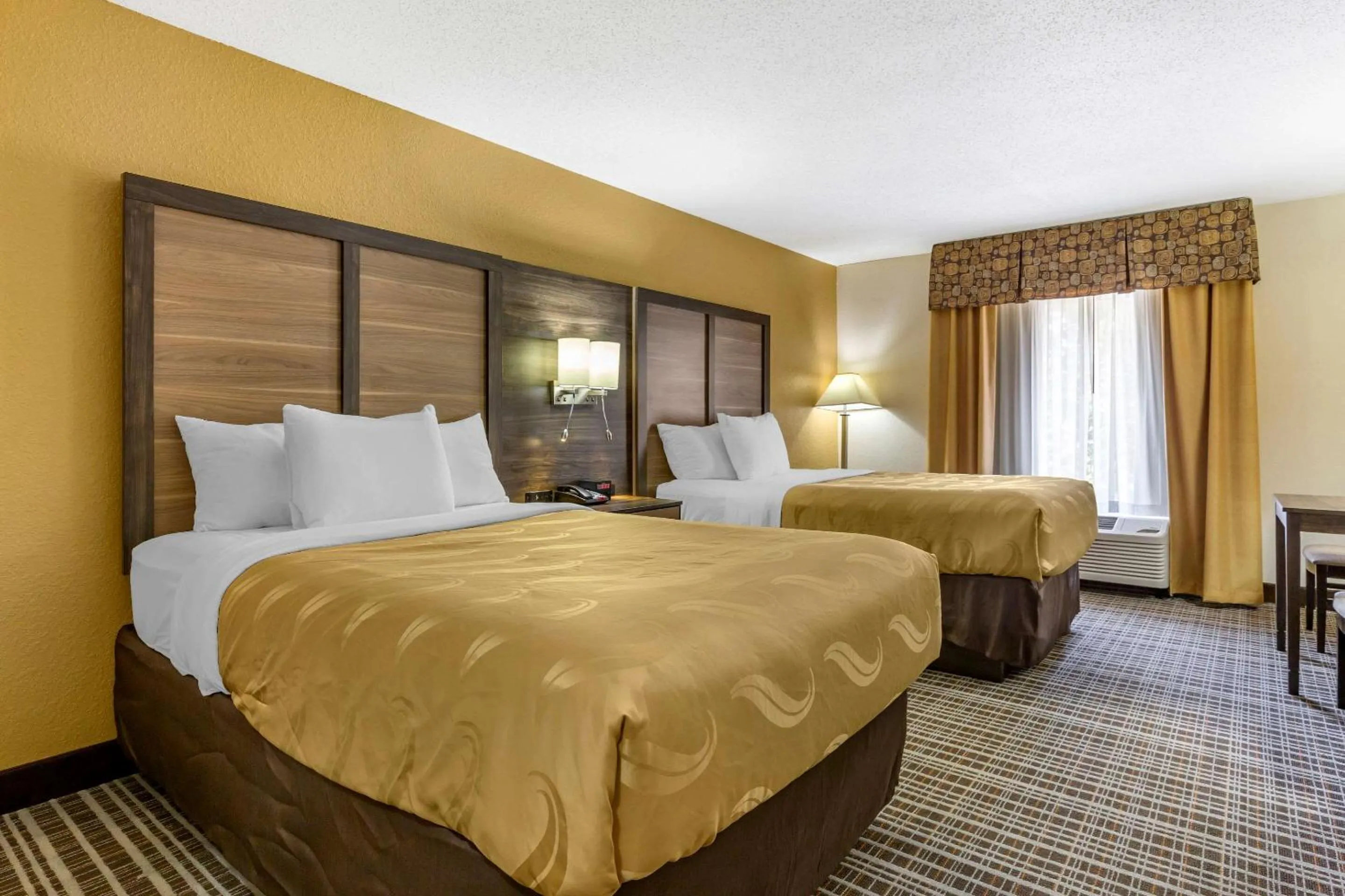 Photo of the whole room, Bed in Quality Inn & Suites - Greensboro-High Point