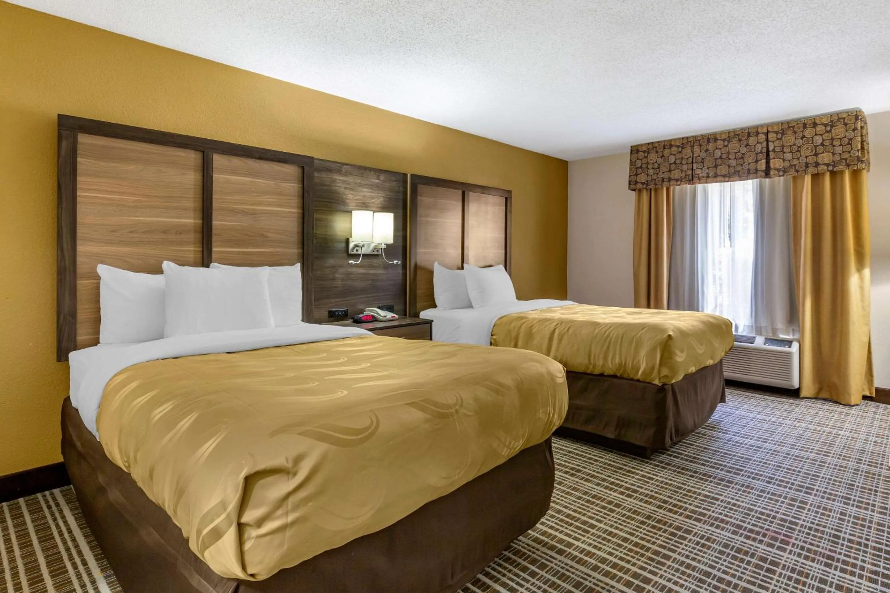 Photo of the whole room, Bed in Quality Inn & Suites - Greensboro-High Point