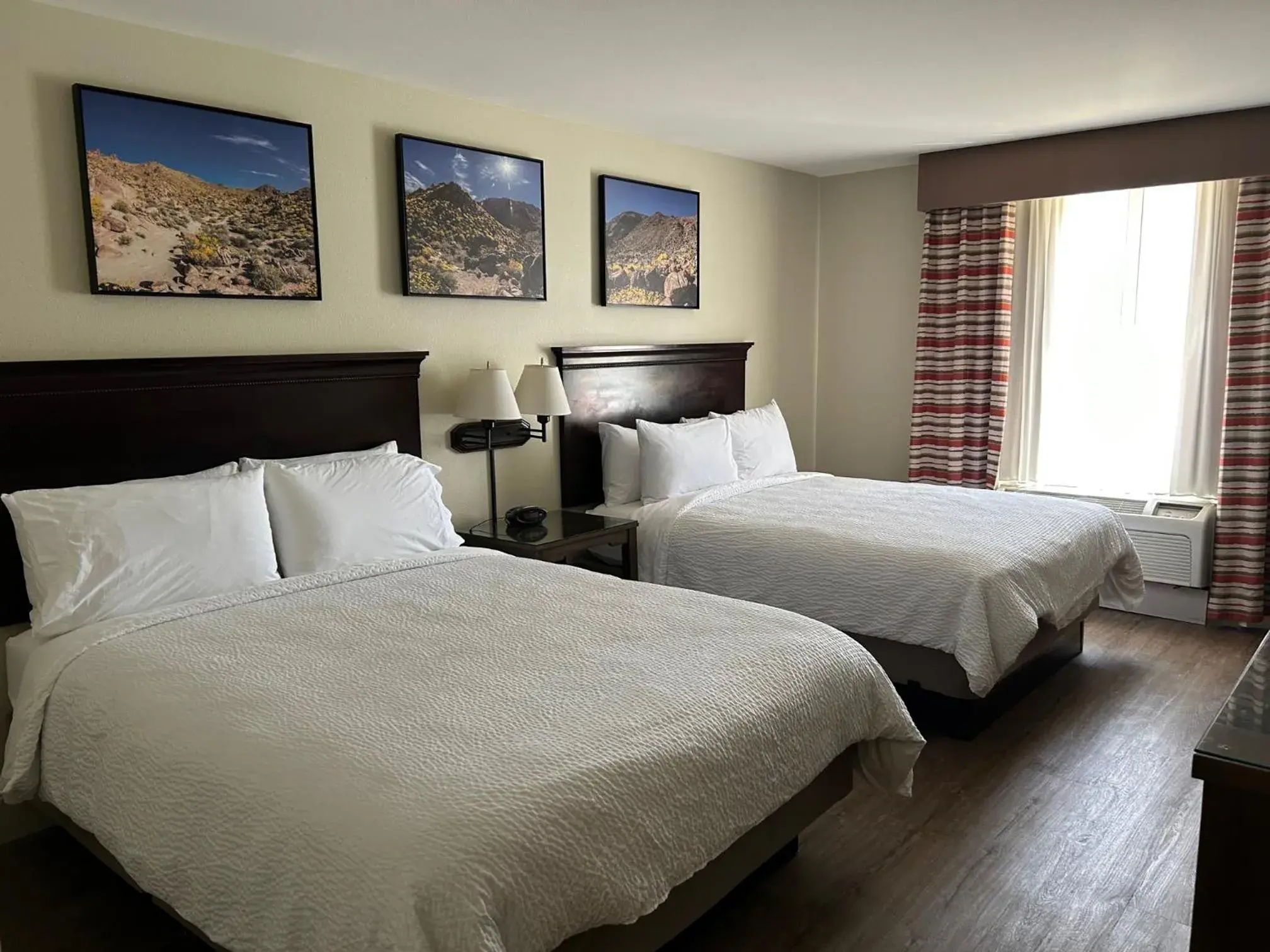 Bedroom, Bed in Holiday Inn & Suites - Barstow by IHG Bedroom, Bed in Holiday Inn & Suites - Barstow by IHG