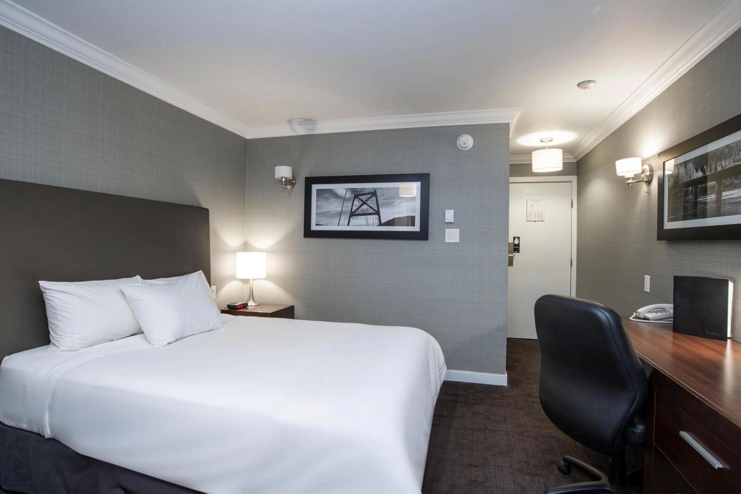 Photo of the whole room, Bed in Sandman Hotel Revelstoke