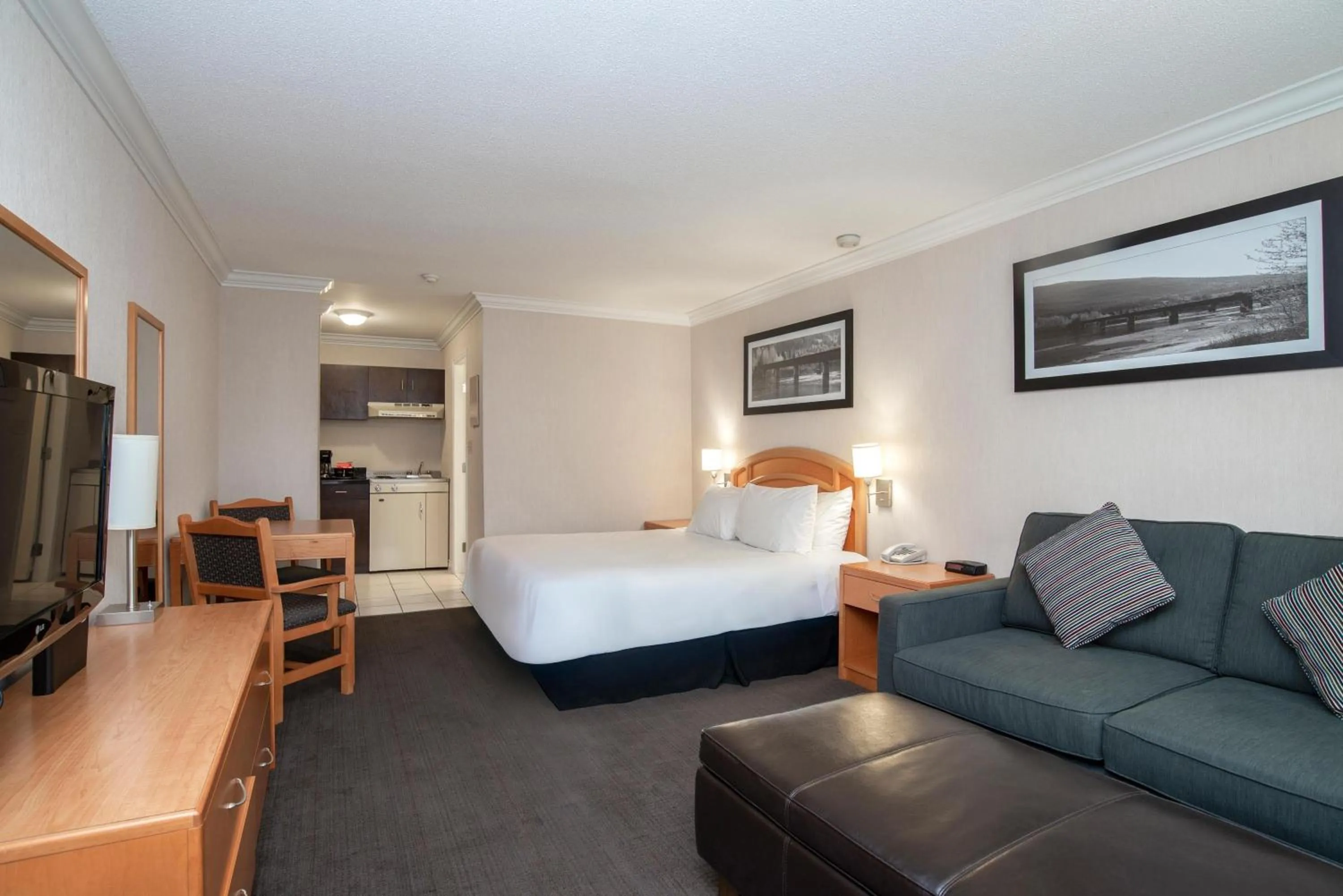 Photo of the whole room, Bed in Sandman Hotel Revelstoke