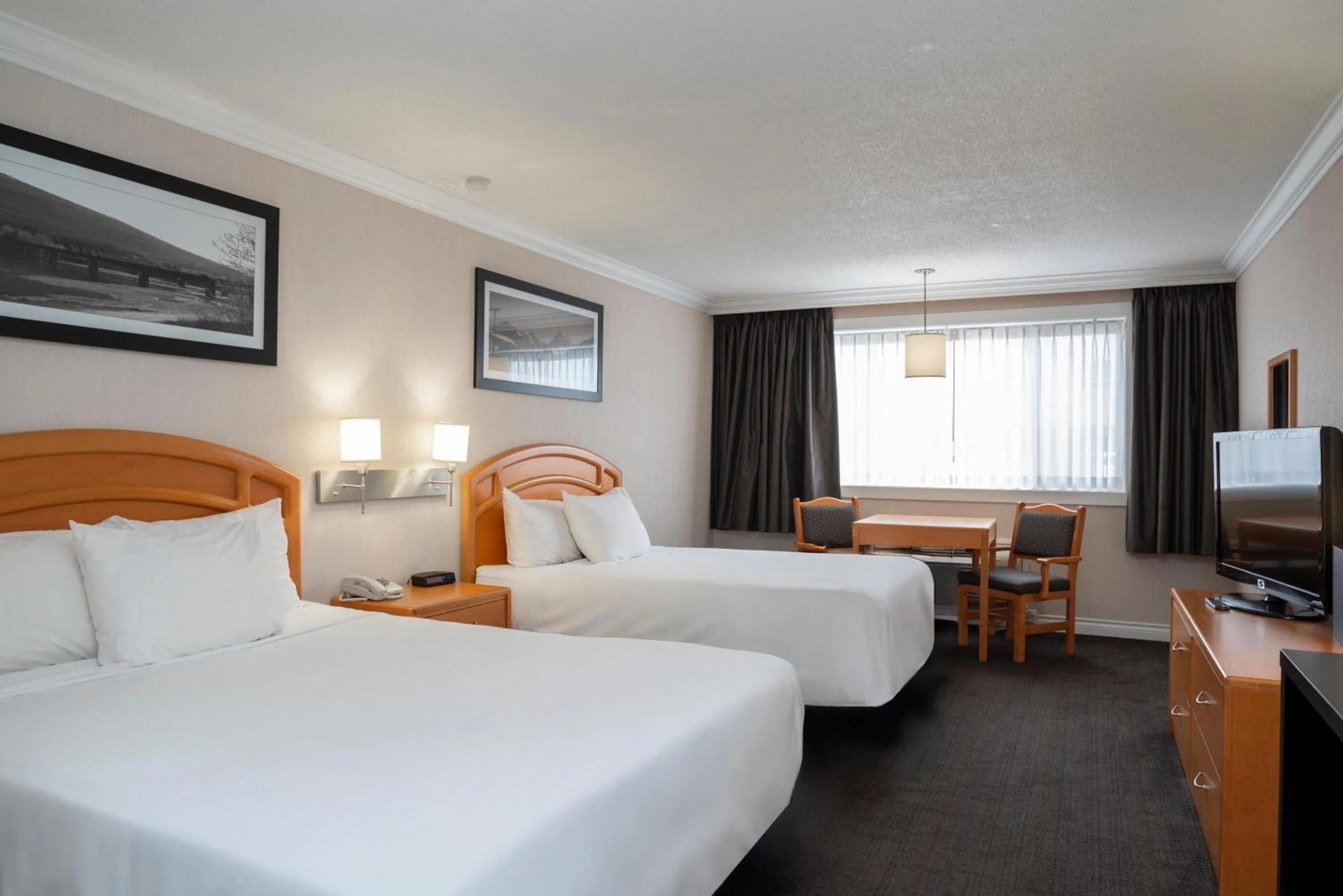 Photo of the whole room, Bed in Sandman Hotel Revelstoke