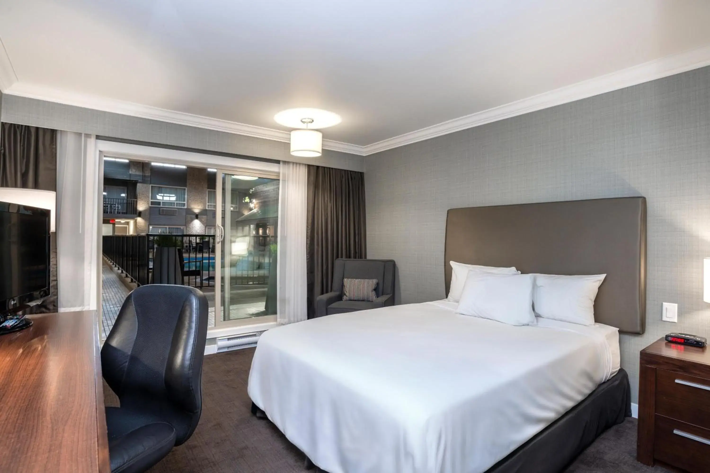 Photo of the whole room, Bed in Sandman Hotel Revelstoke Photo of the whole room, Bed in Sandman Hotel Revelstoke