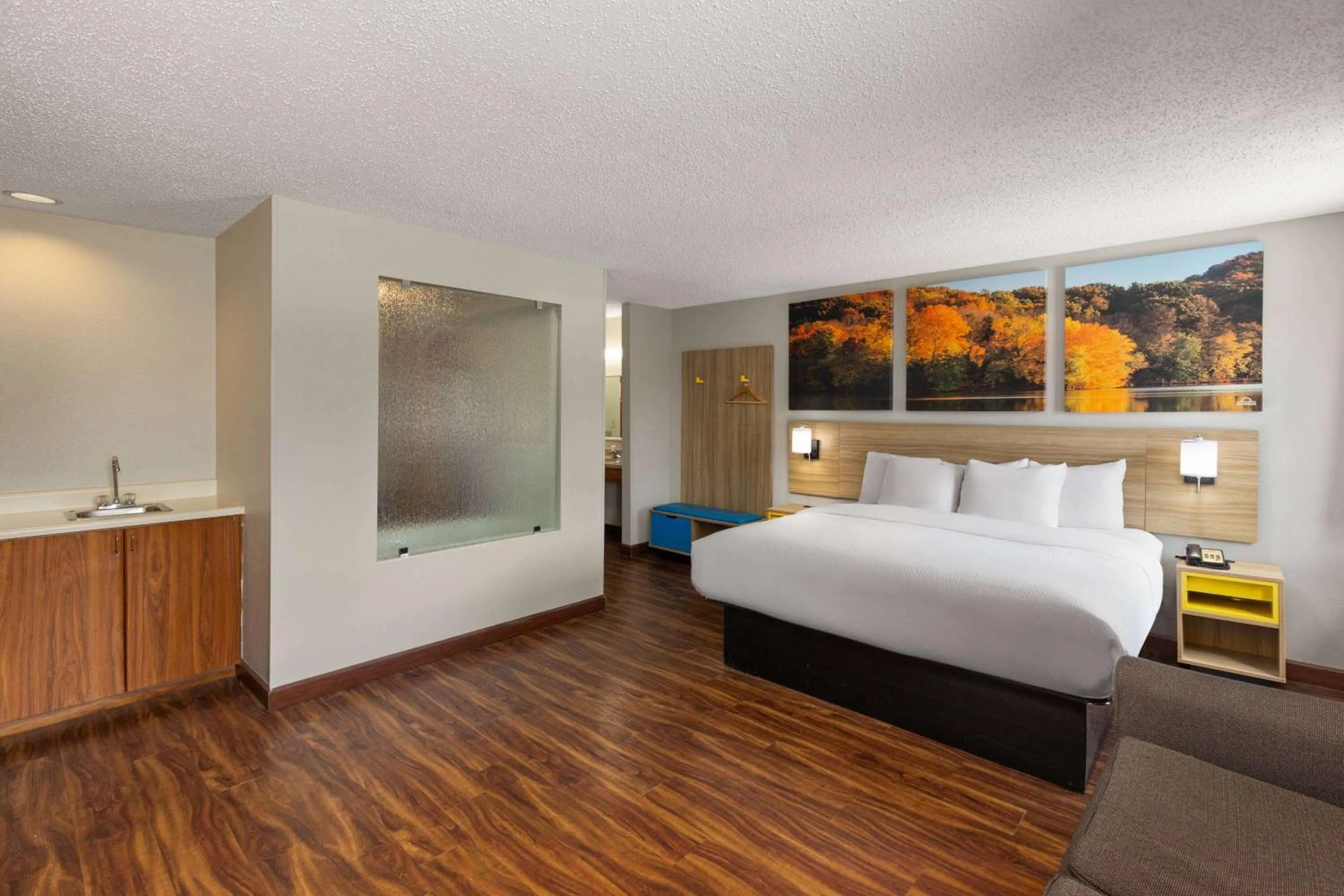 Photo of the whole room, Bed in Days Inn by Wyndham Glasgow