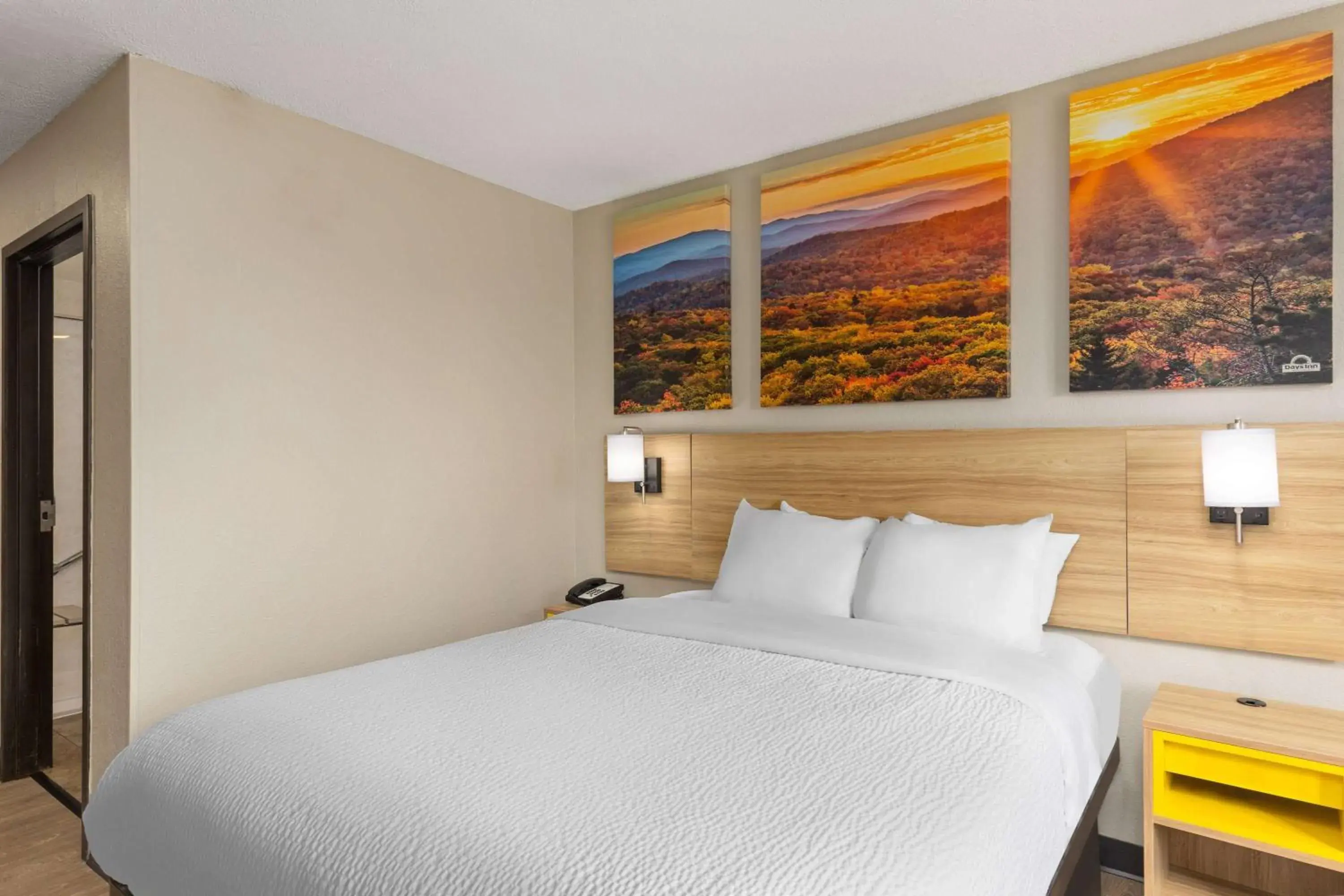 Photo of the whole room, Bed in Days Inn by Wyndham Glasgow Photo of the whole room, Bed in Days Inn by Wyndham Glasgow