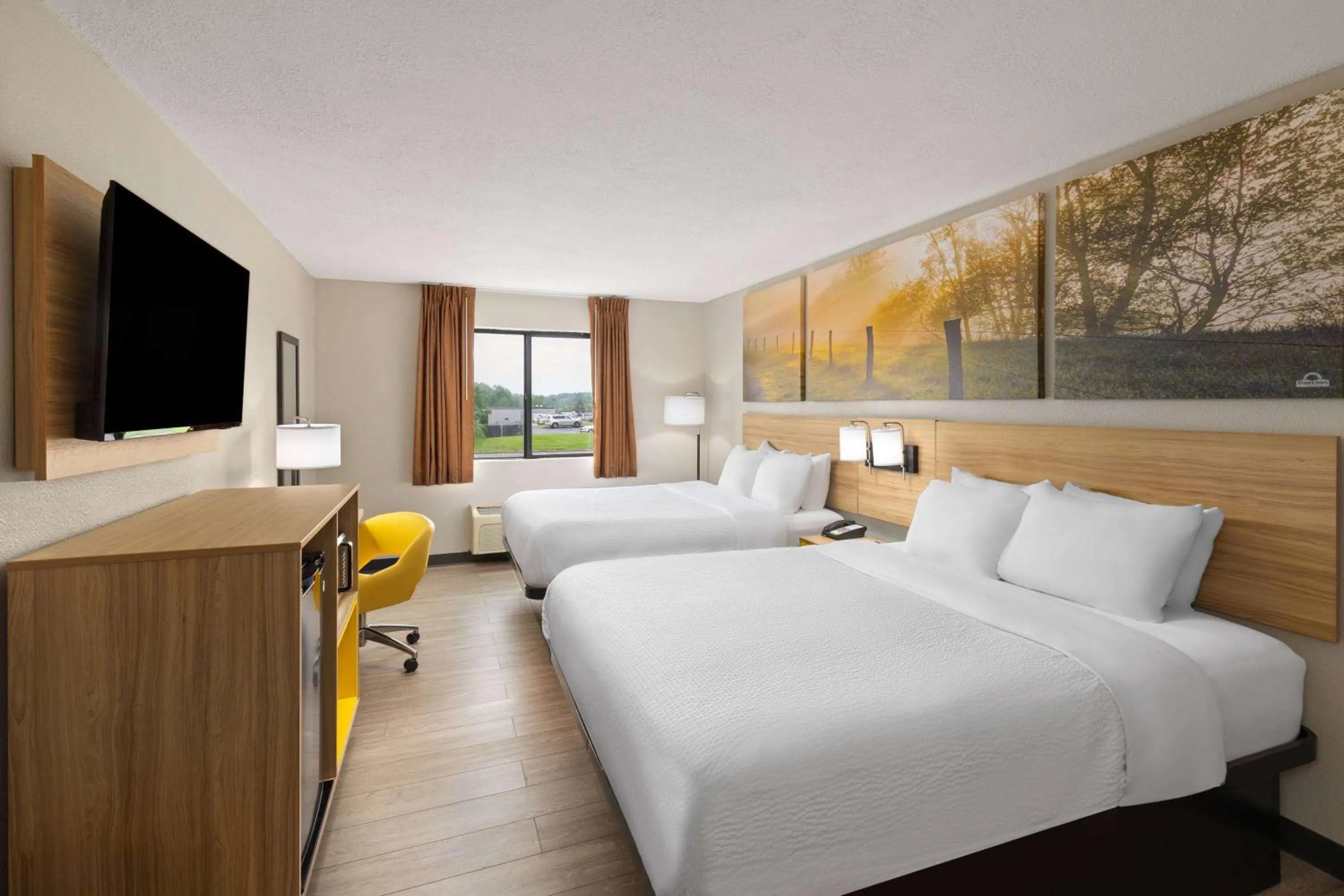 Photo of the whole room, Bed in Days Inn by Wyndham Glasgow