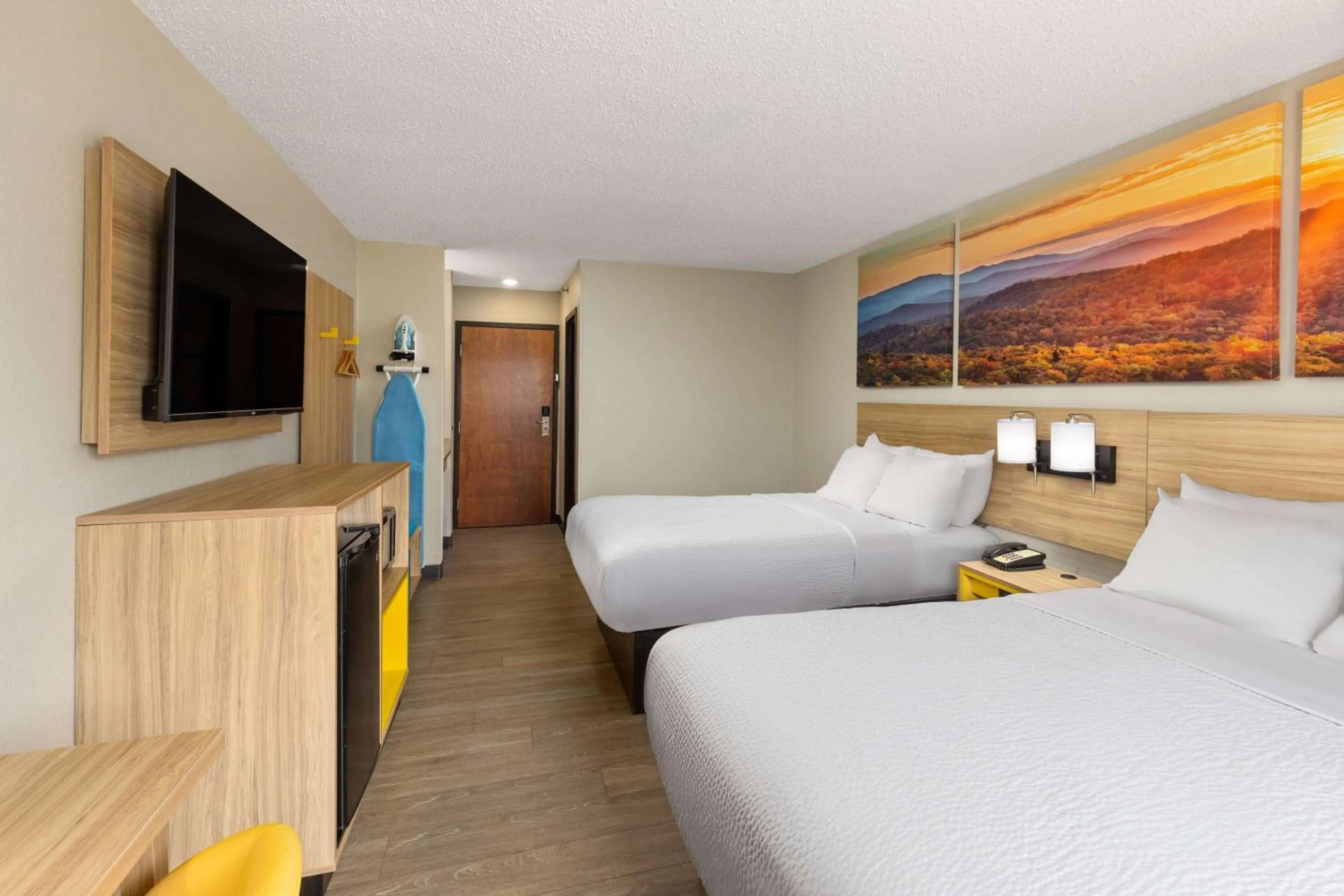 Photo of the whole room, Bed in Days Inn by Wyndham Glasgow