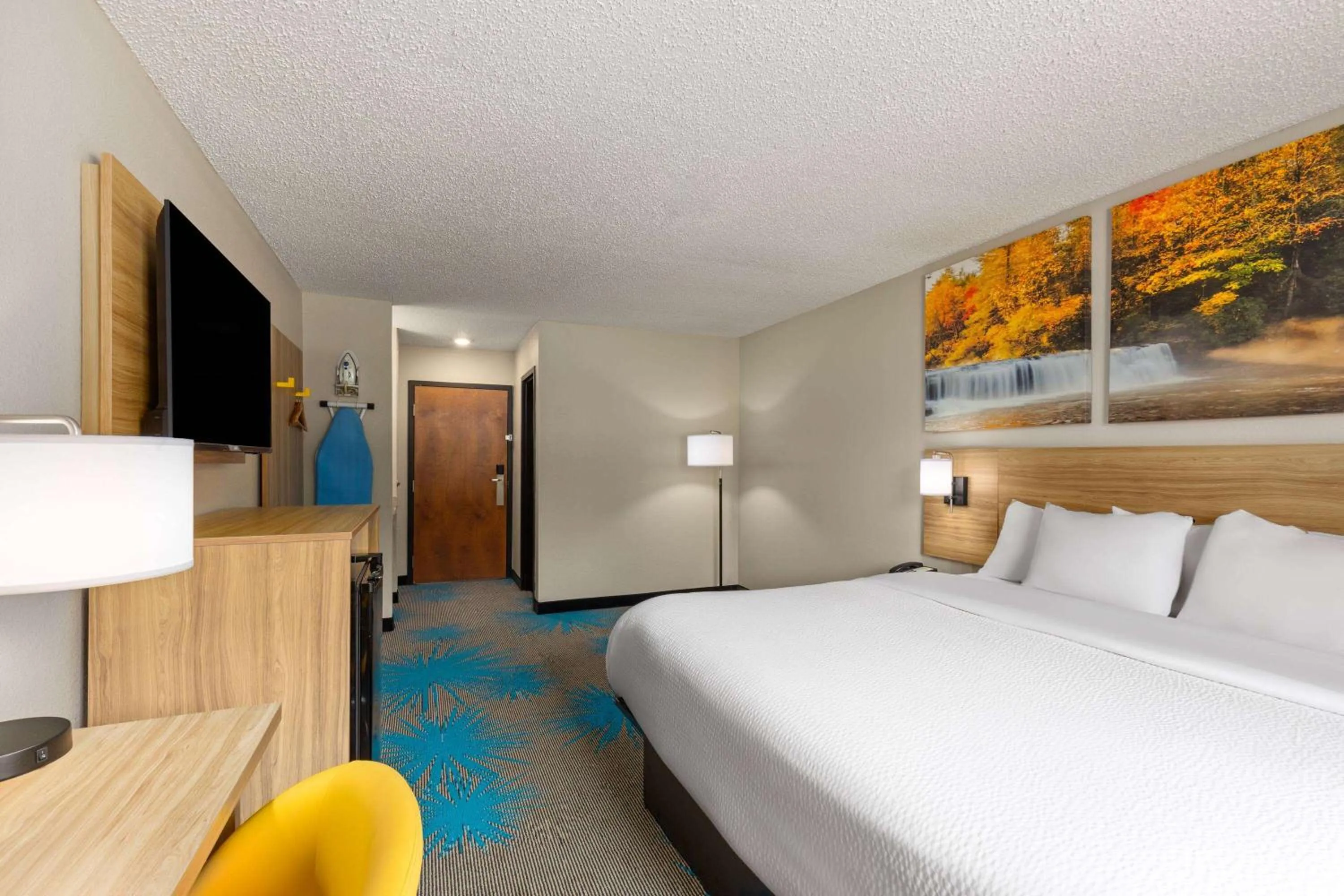 Photo of the whole room, Bed in Days Inn by Wyndham Glasgow