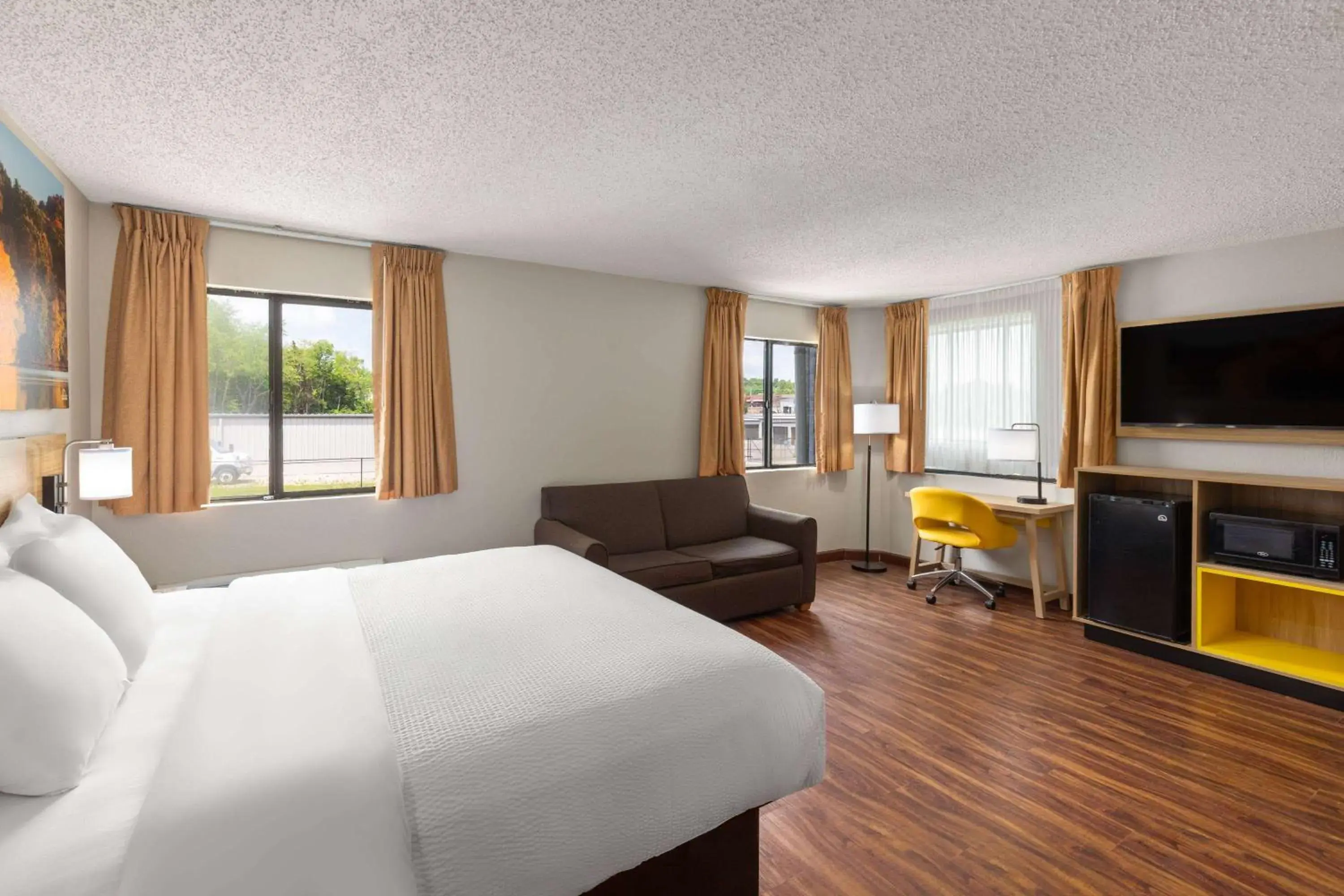 Photo of the whole room, Bed in Days Inn by Wyndham Glasgow Photo of the whole room, Bed in Days Inn by Wyndham Glasgow