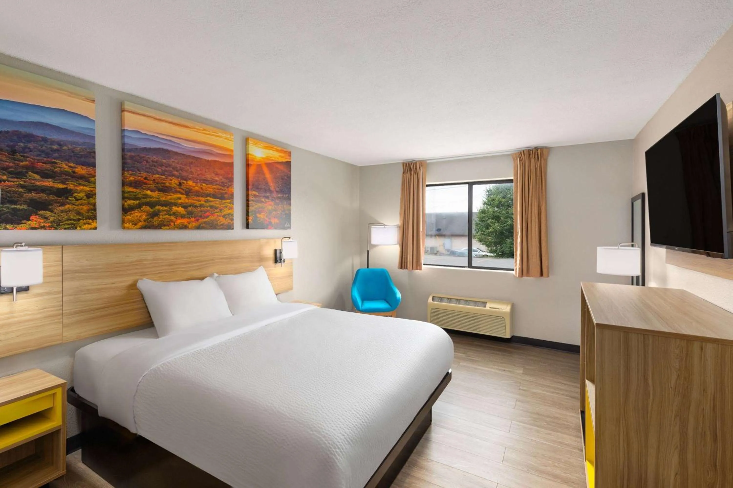 Photo of the whole room, Bed in Days Inn by Wyndham Glasgow