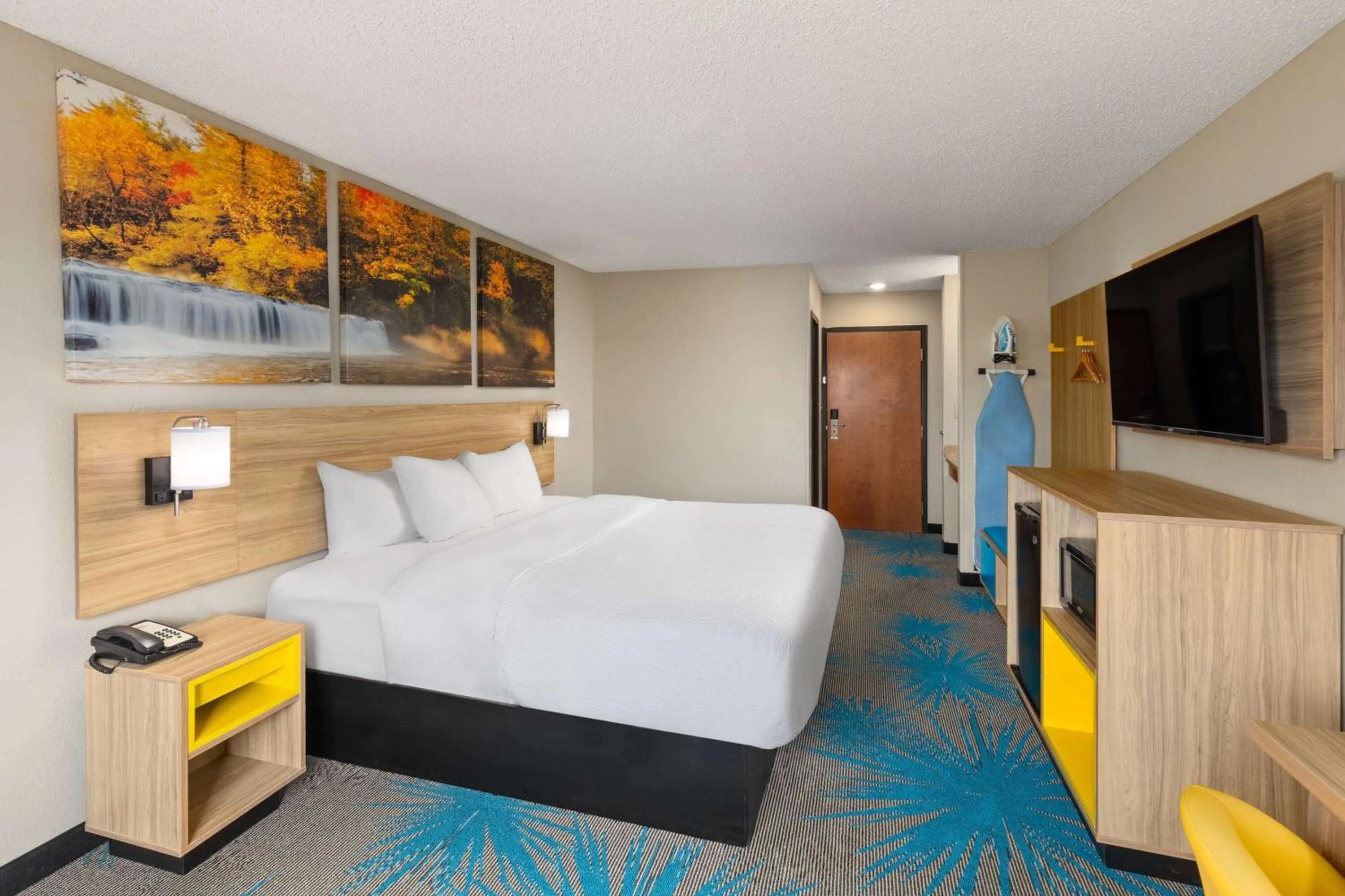 Photo of the whole room, Bed in Days Inn by Wyndham Glasgow