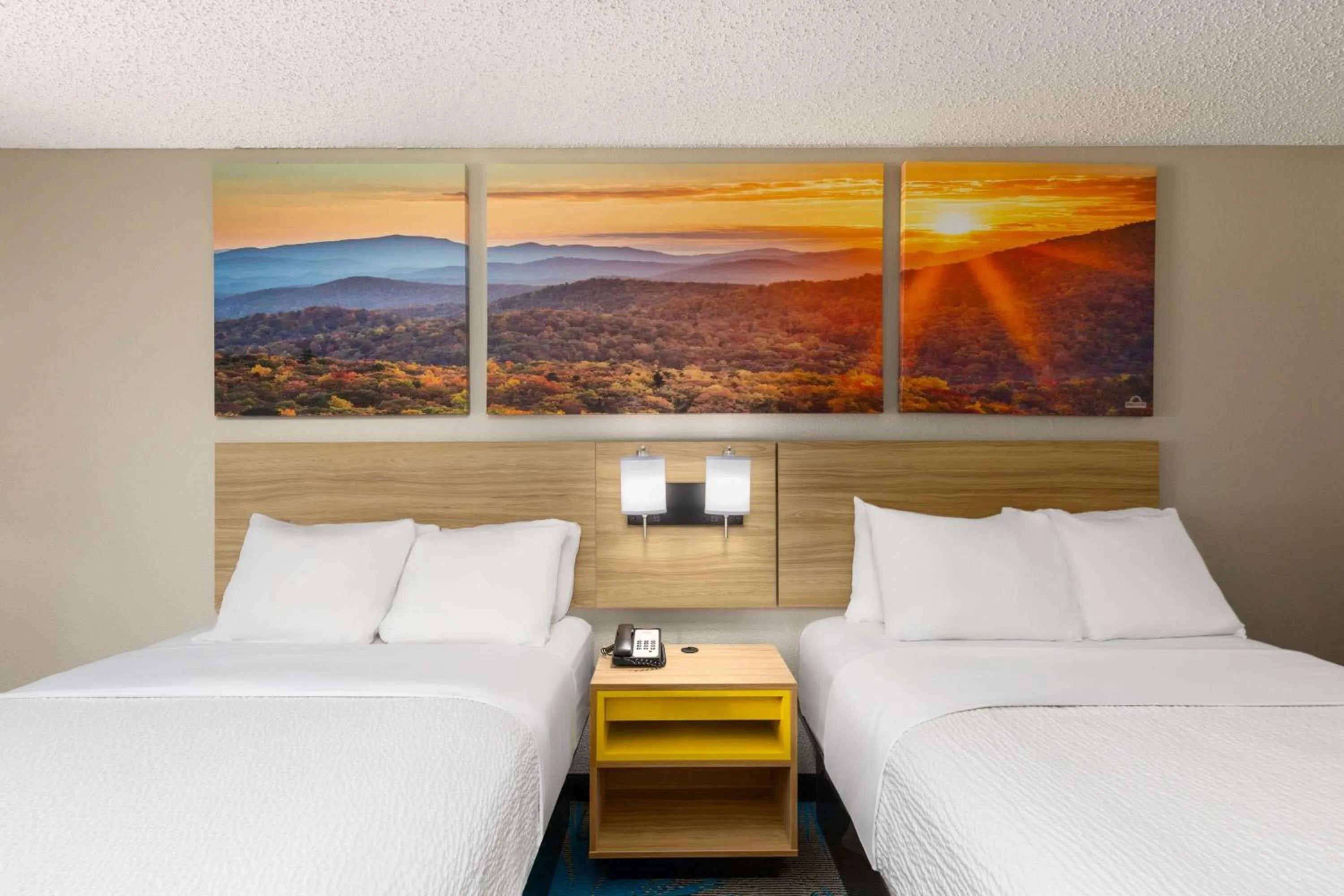 Photo of the whole room, Bed in Days Inn by Wyndham Glasgow