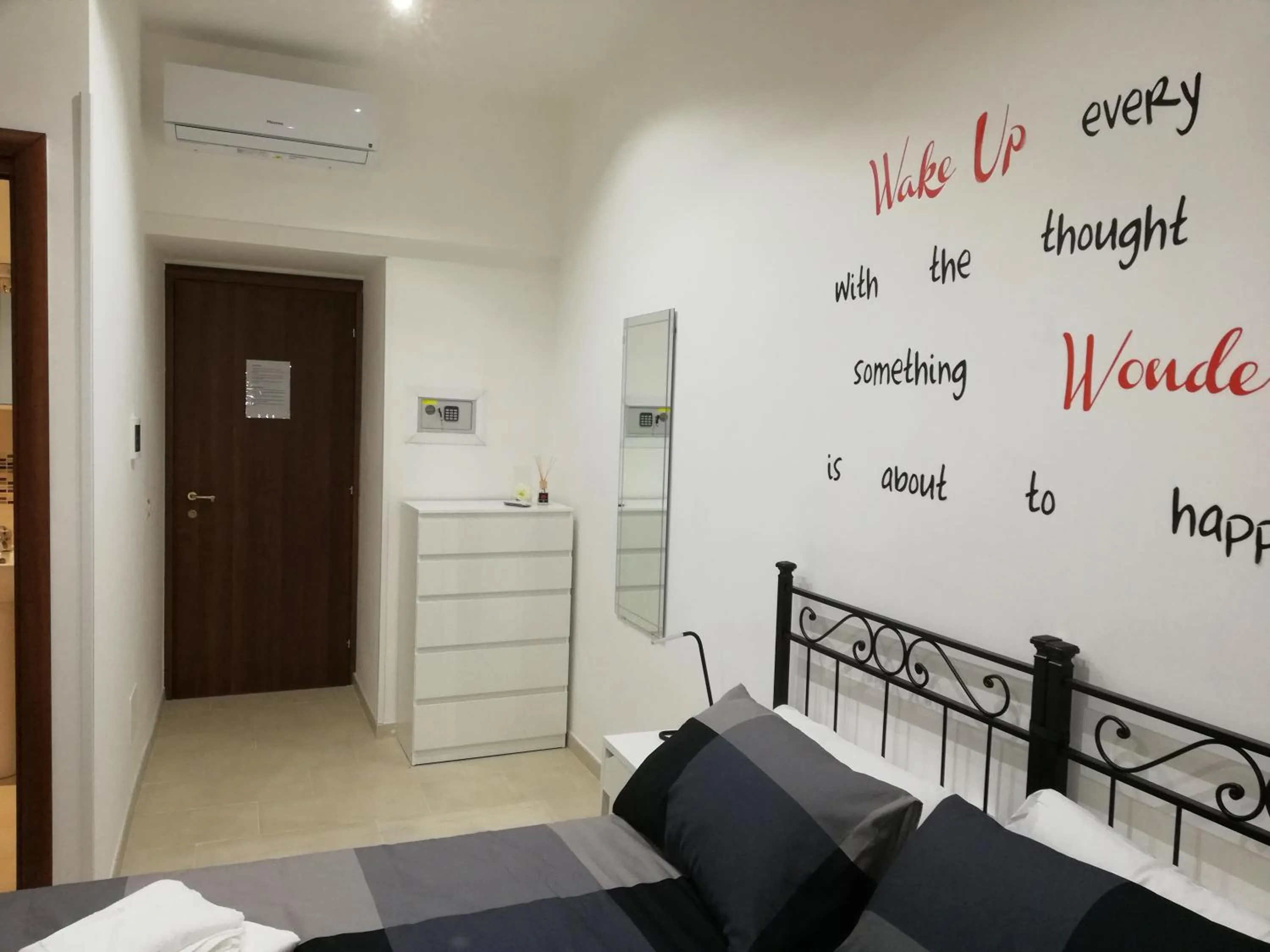 Photo of the whole room, Bed in ImeraRooms