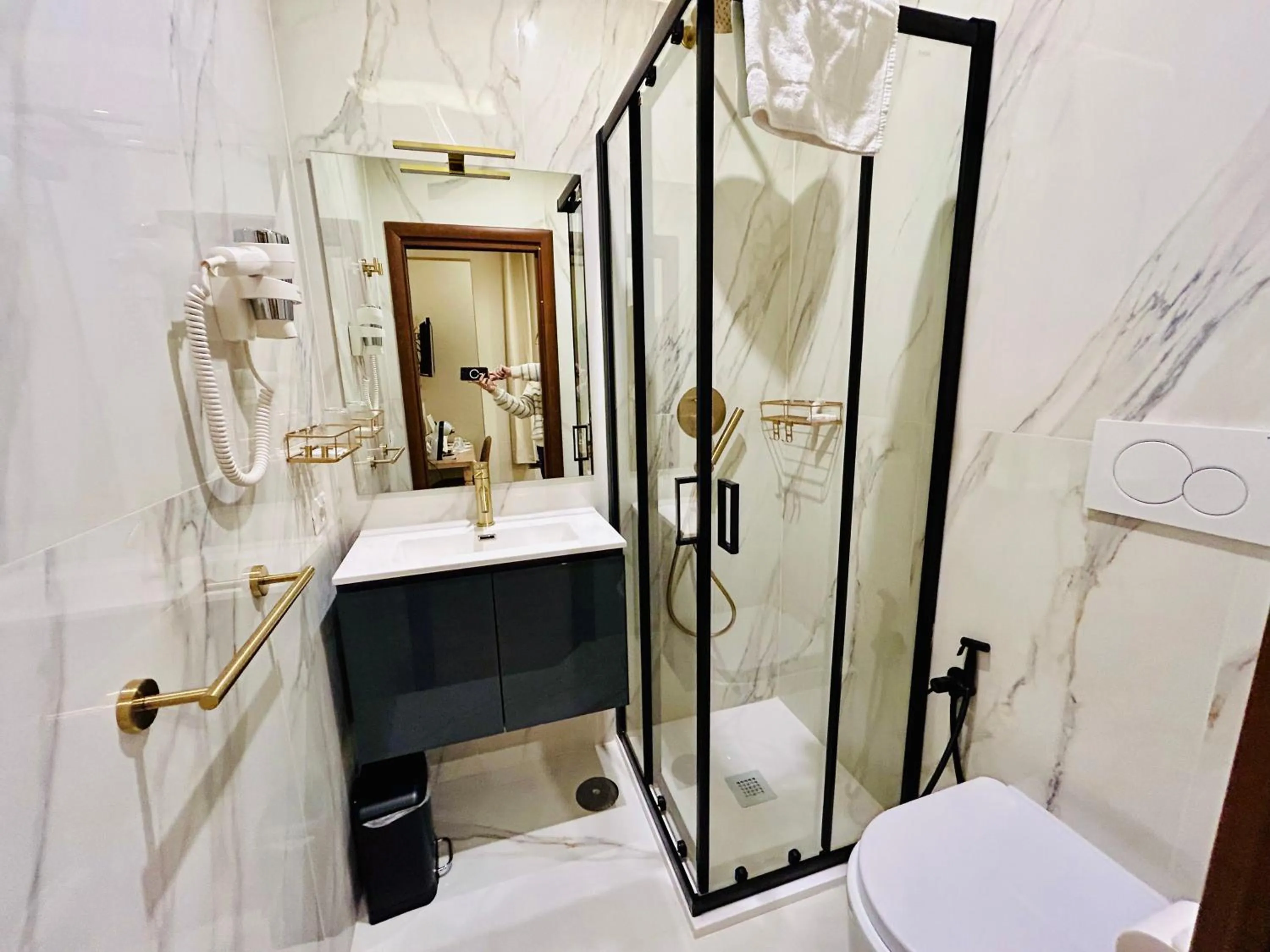 Bathroom in ImeraRooms