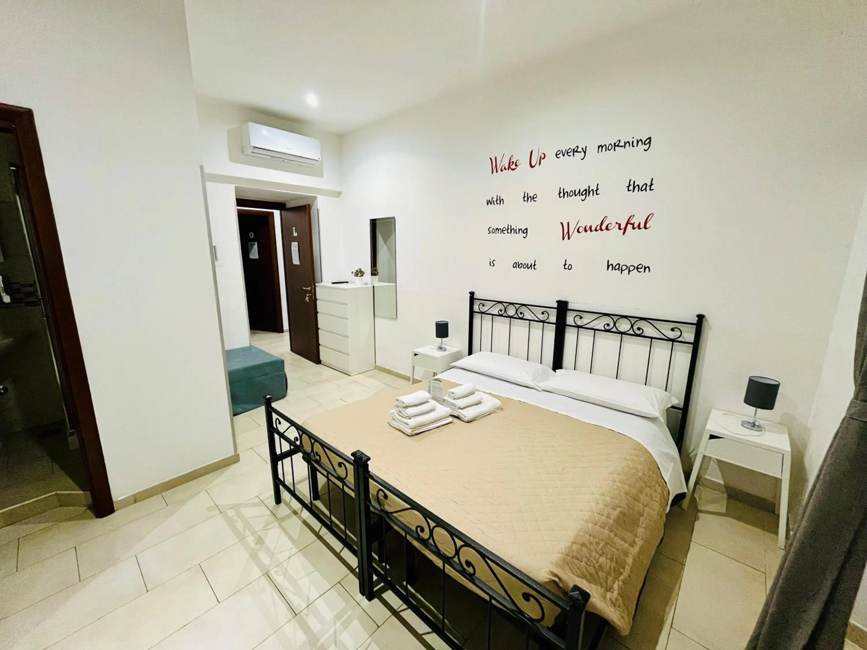 Bedroom, Bed in ImeraRooms