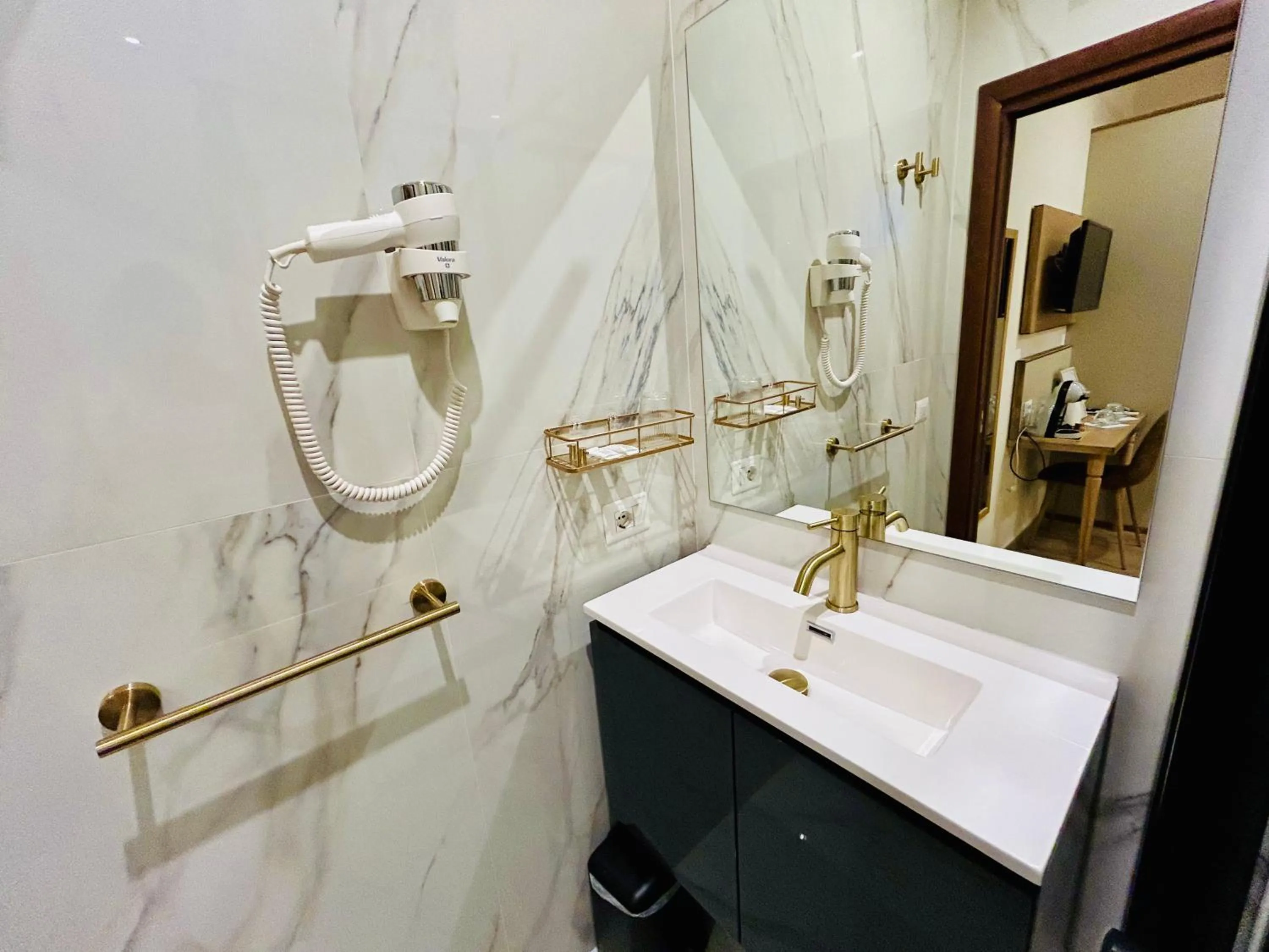 Bathroom in ImeraRooms