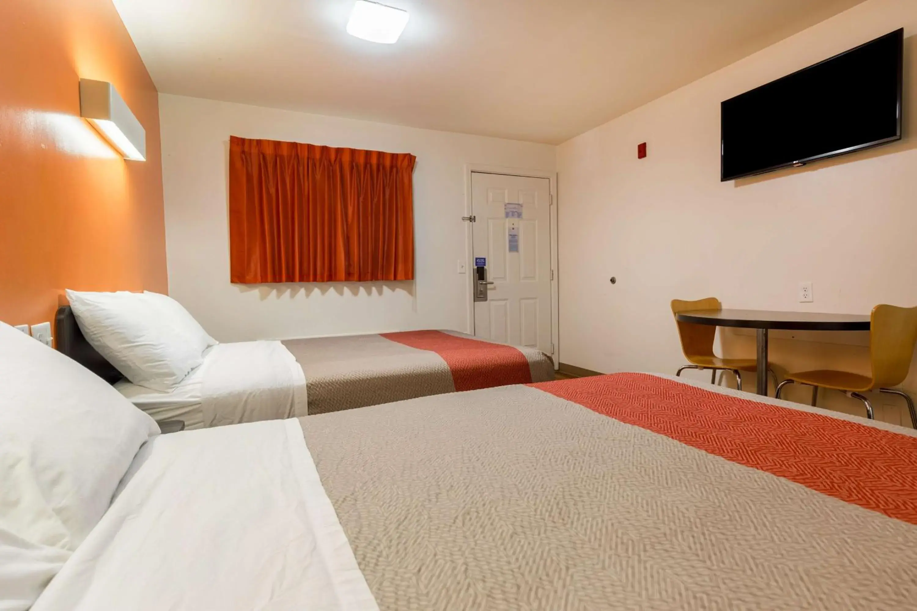 Deluxe Quadruple Room - Non-Smoking in Motel 6-Greenville, SC Deluxe Quadruple Room - Non-Smoking in Motel 6-Greenville, SC