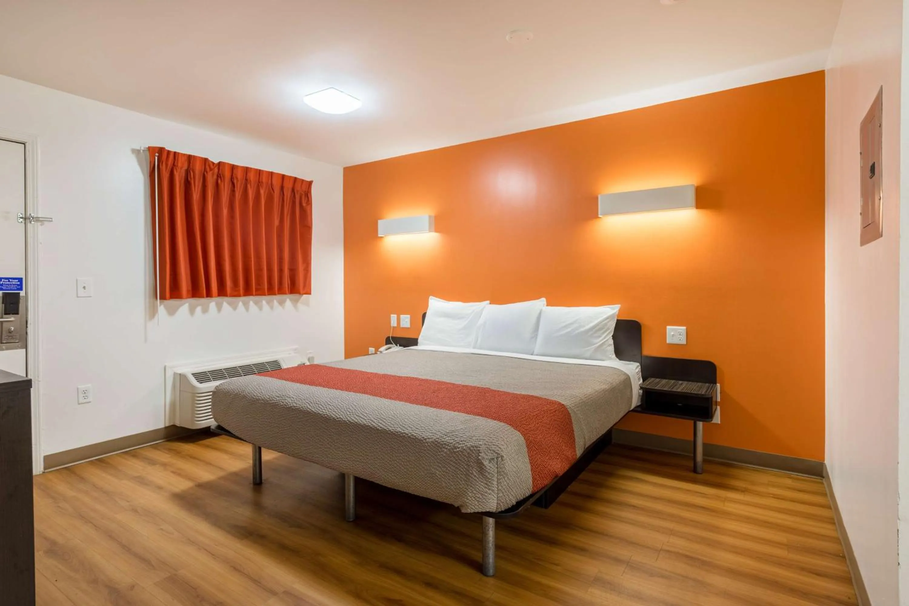 Photo of the whole room, Bed in Motel 6-Greenville, SC