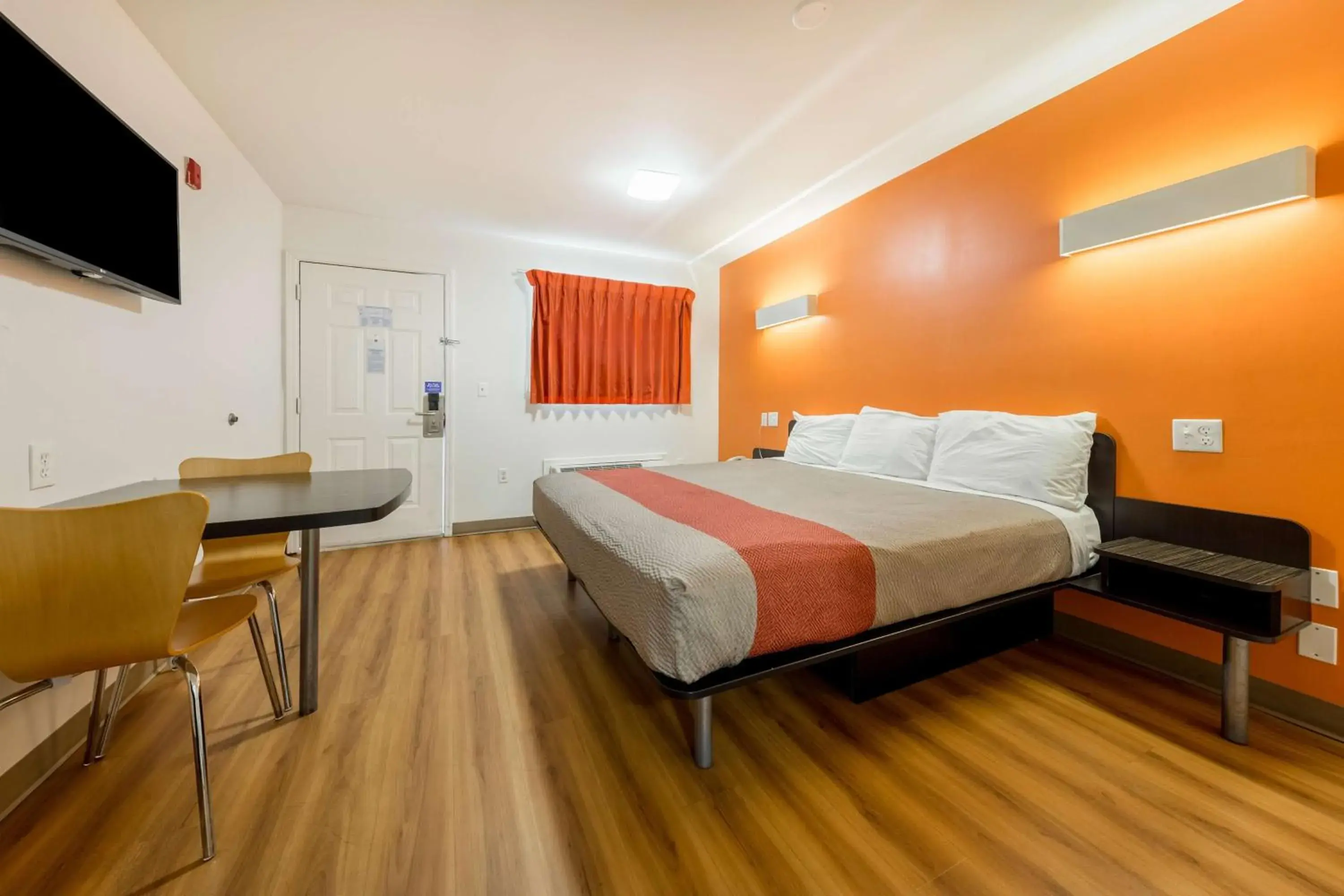 Photo of the whole room, Bed in Motel 6-Greenville, SC Photo of the whole room, Bed in Motel 6-Greenville, SC