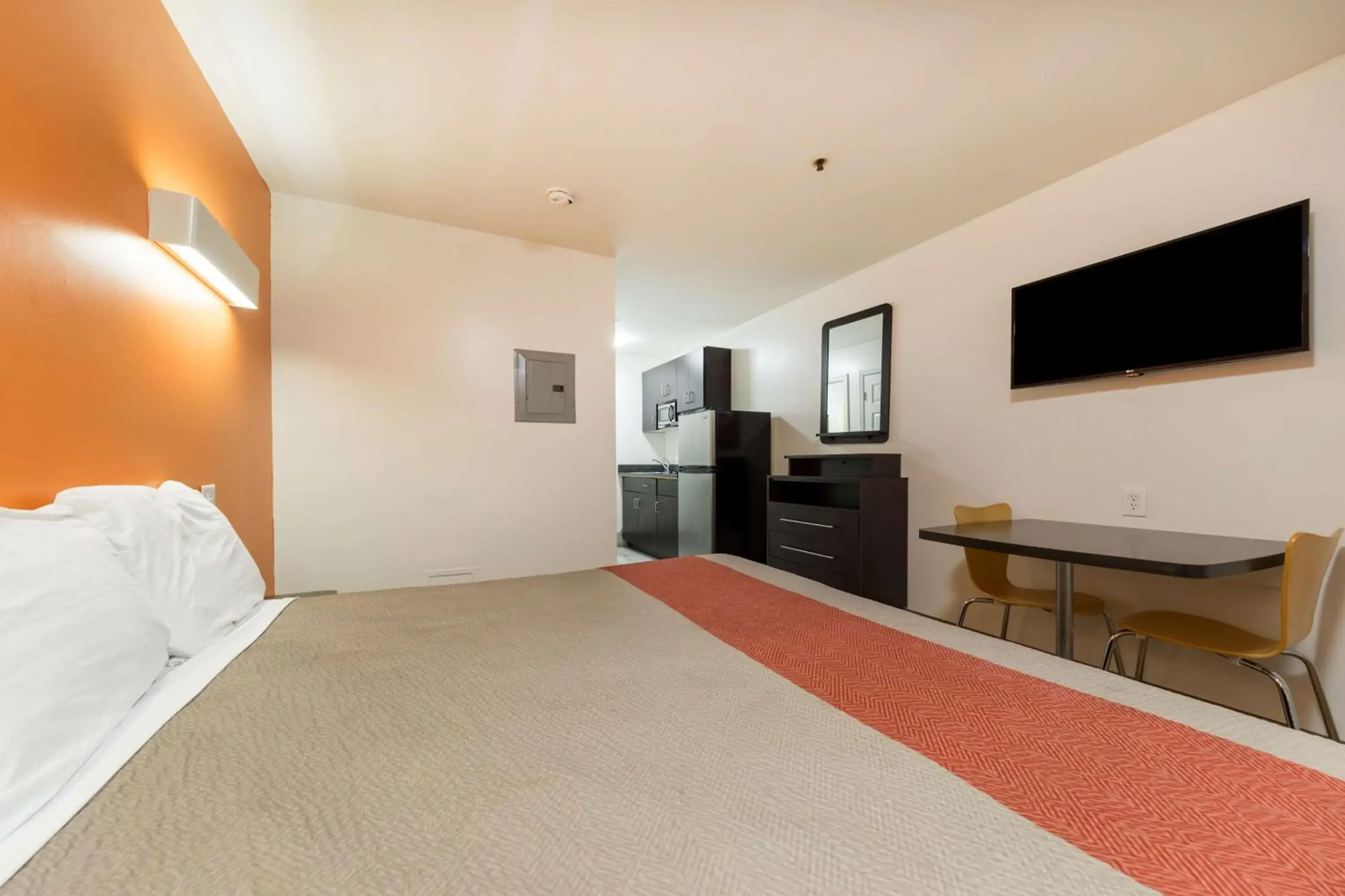 King Room with Roll-in Shower - Disability Access - Non-Smoking in Motel 6-Greenville, SC King Room with Roll-in Shower - Disability Access - Non-Smoking in Motel 6-Greenville, SC