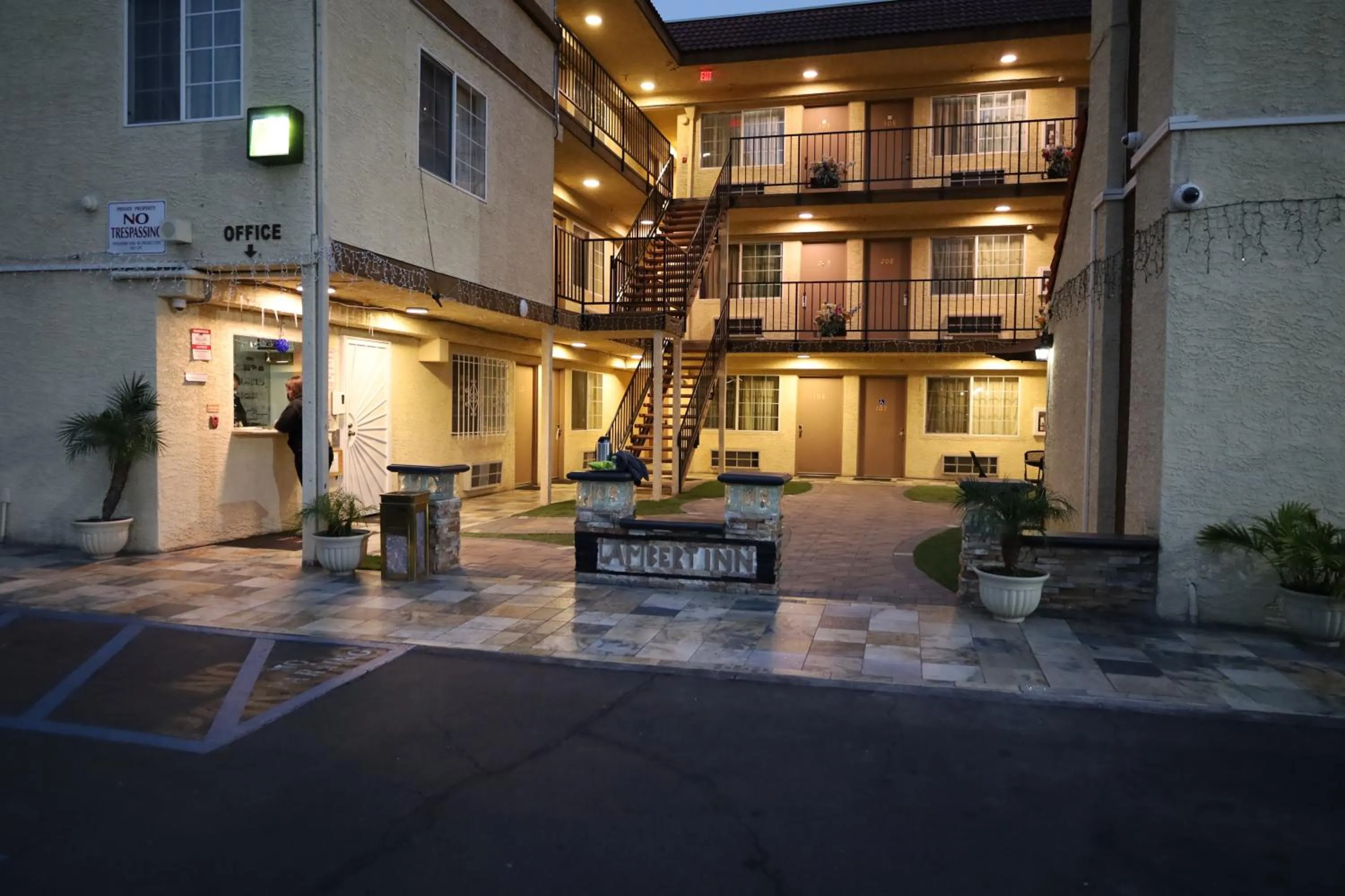 Facade/entrance in Lambert Inn