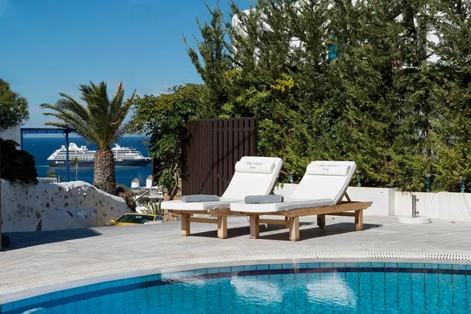 Swimming pool in Zannis Hotel Swimming pool in Zannis Hotel